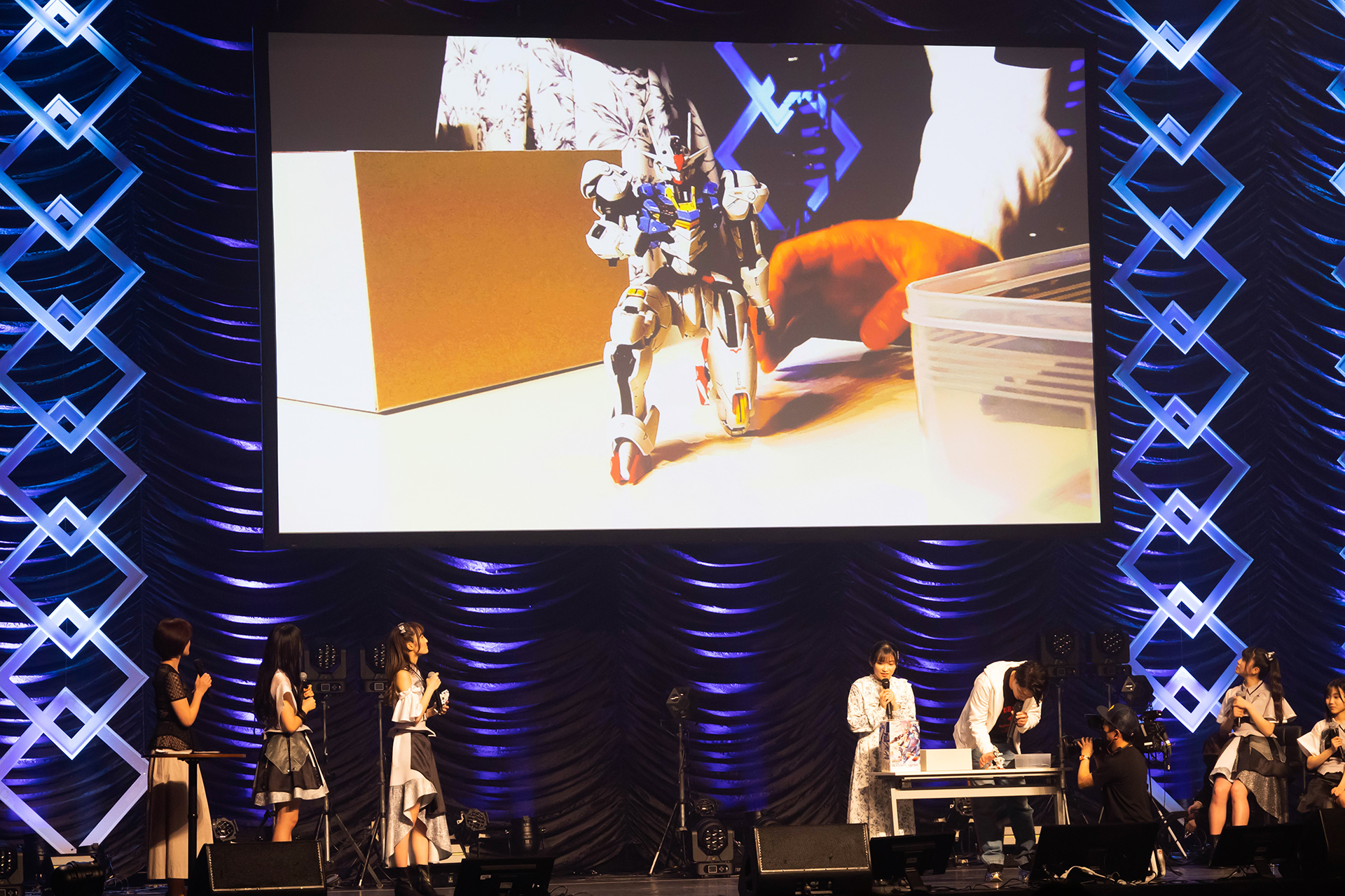 完成品を阿座上さんがポージングを付けて、可動領域の広さをアピールしていた