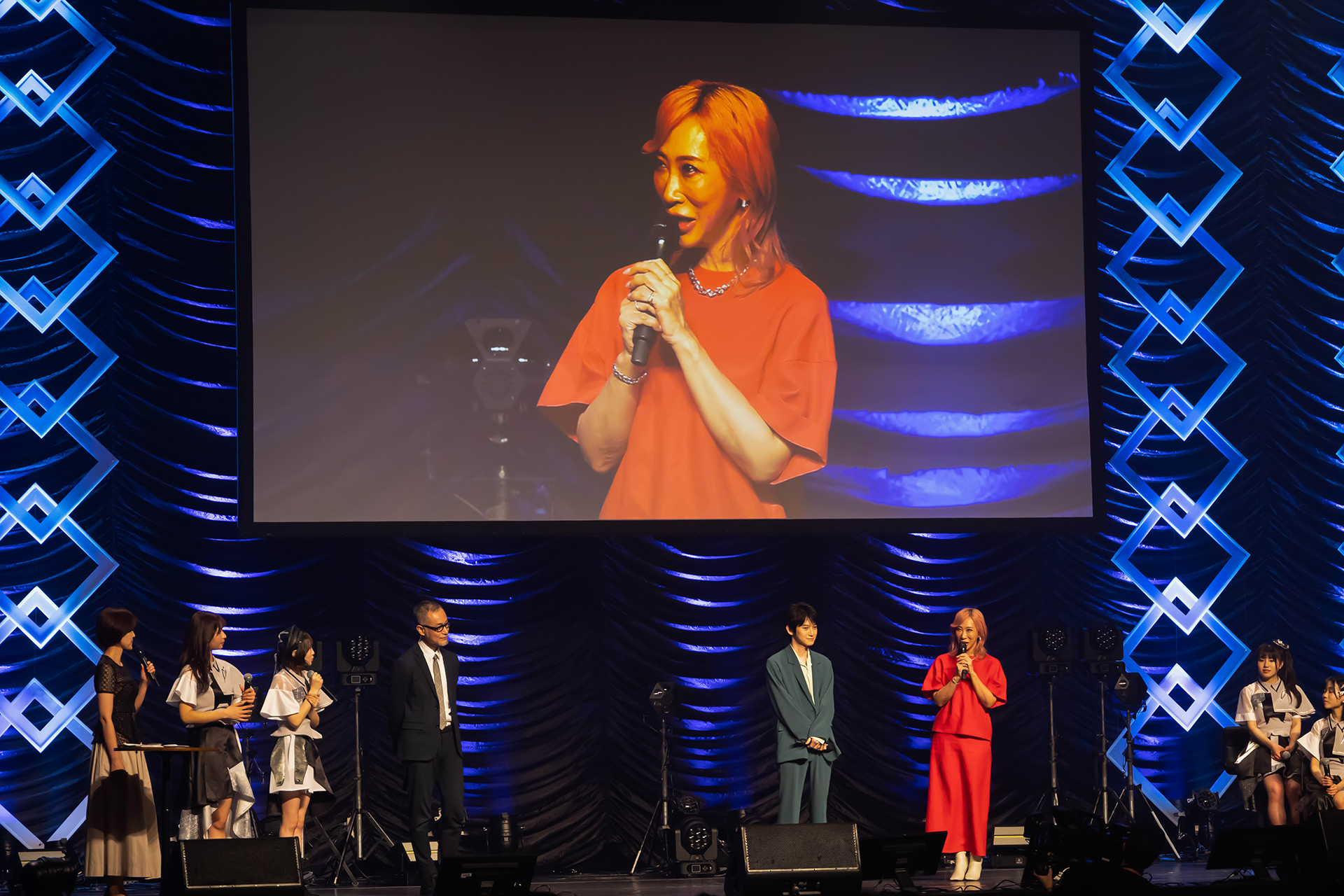 シャア好きということで、衣装も赤く寄せてきた蜷川さん