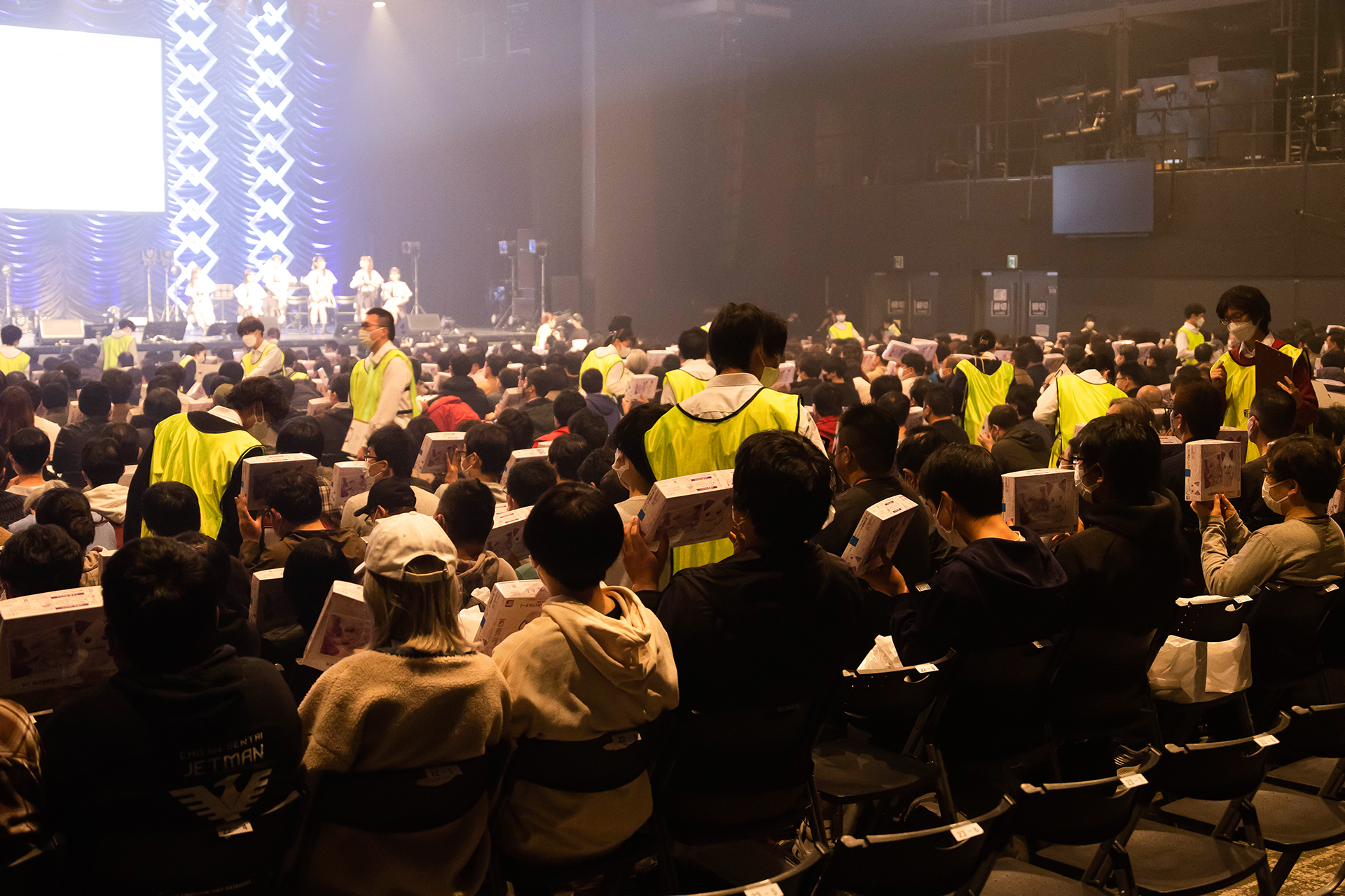 黄色いジャケットを着たスタッフによる厳正なチェックの中、ギネス記録へのチャレンジが行なわれた