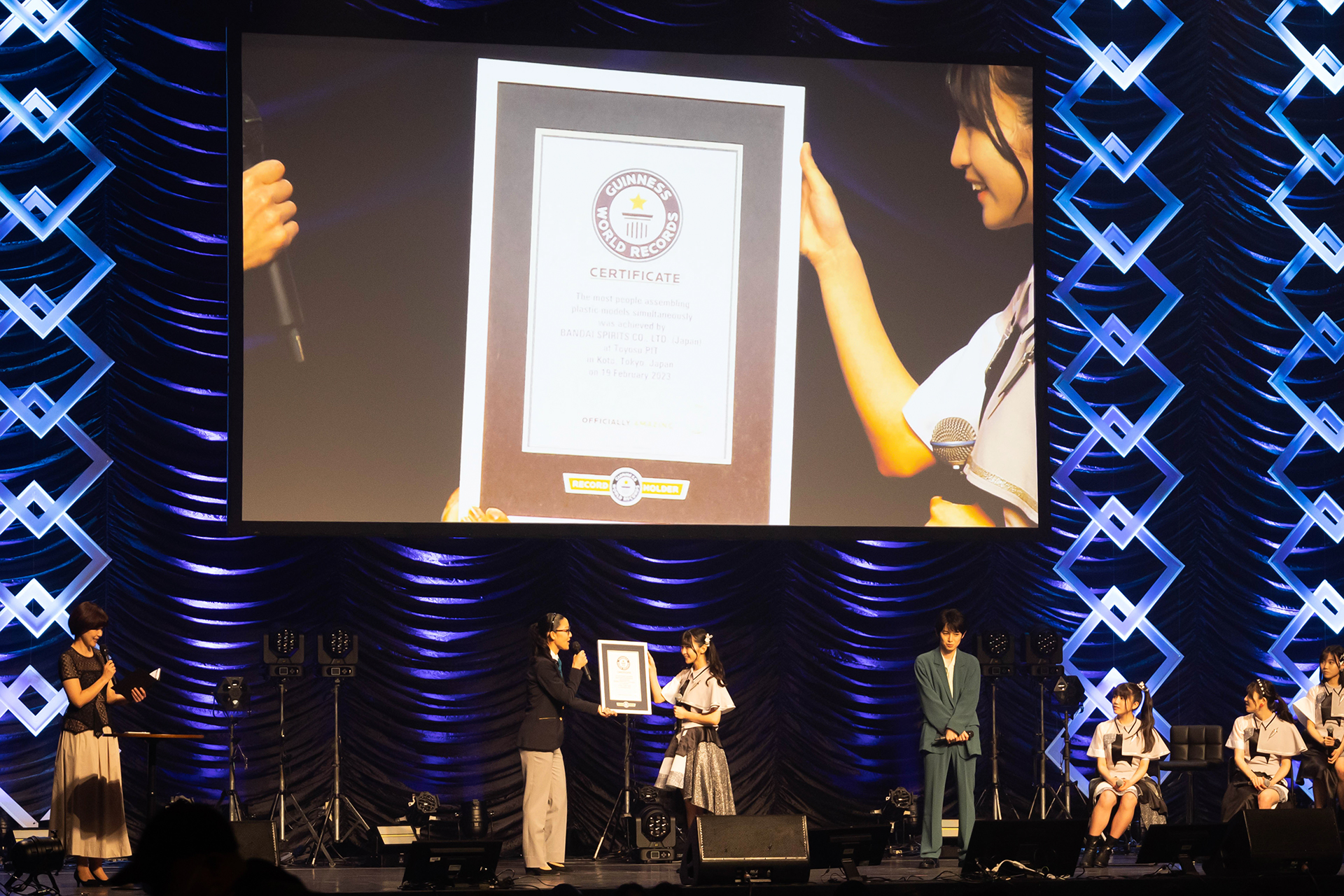 ギネス世界記録公式認定員の藤渕文香氏より、認定証が手渡された