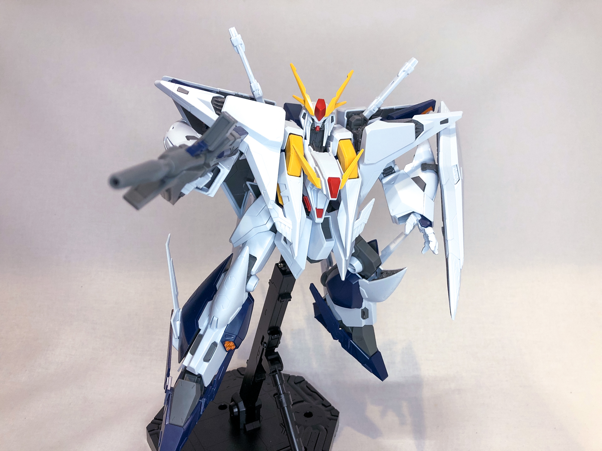 仮組を行なったΞガンダム。全高18cmと1/100 ガンダムと同じくらいのサイズ感のためボリュームがあります。