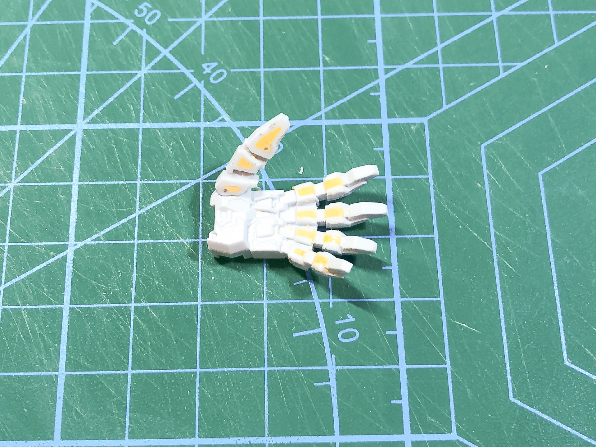 硬化後やすり掛けを行なったアームパーツ。これに塗装を行なえば肉抜き穴は目立ちません。