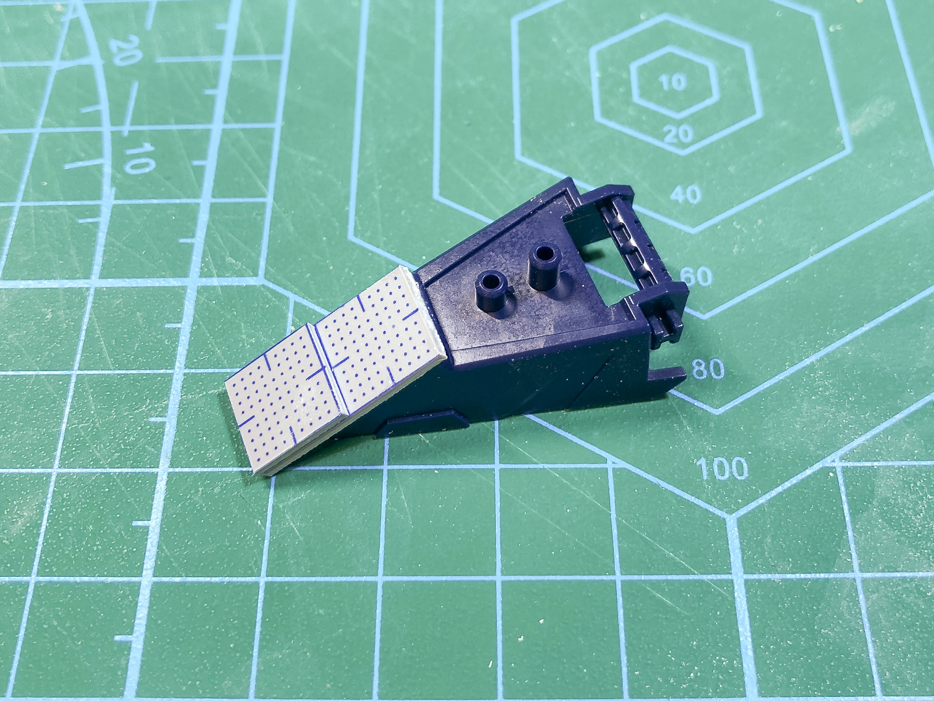 つま先パーツの先端にプラ板を接着します。今回は1mmプラ板を2枚接着しました。
