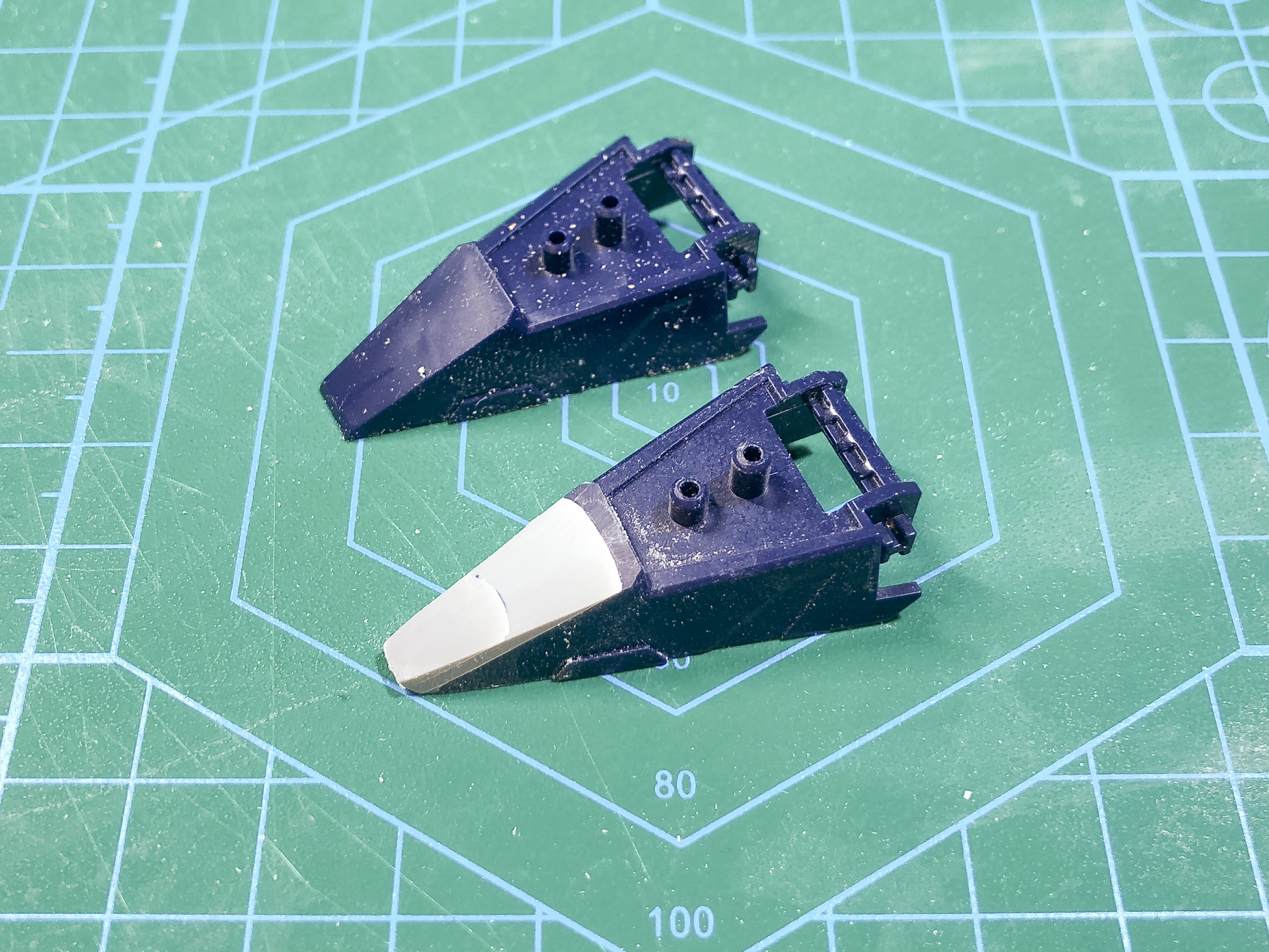 加工前後のパーツ比較。プラ板を追加することでより足先を細くすることができました。