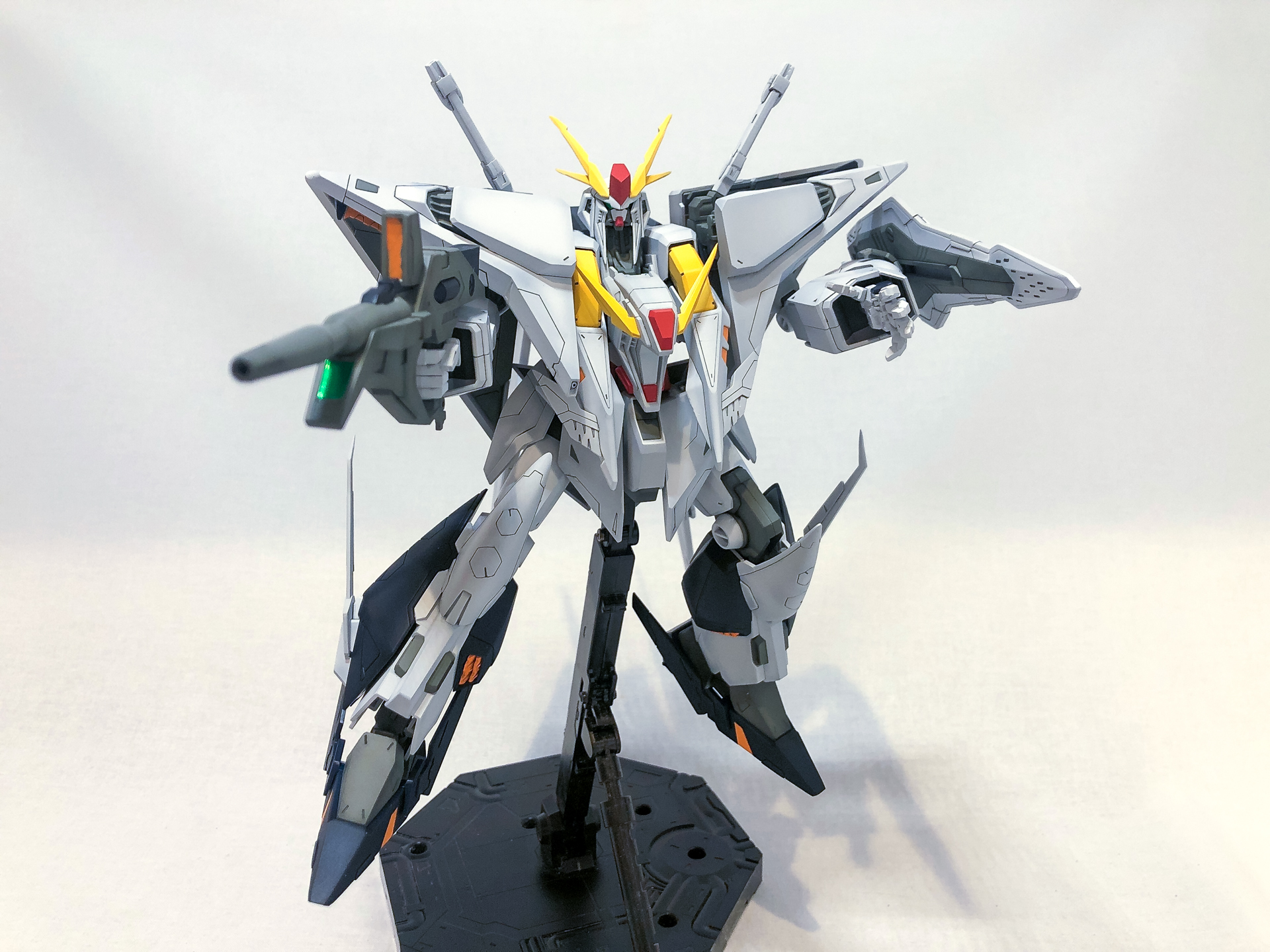 ビーム・ライフルを構えてみました。肩アーマーが大型なこともあり大胆なポージングは難しいところですが、迫力は抜群です。