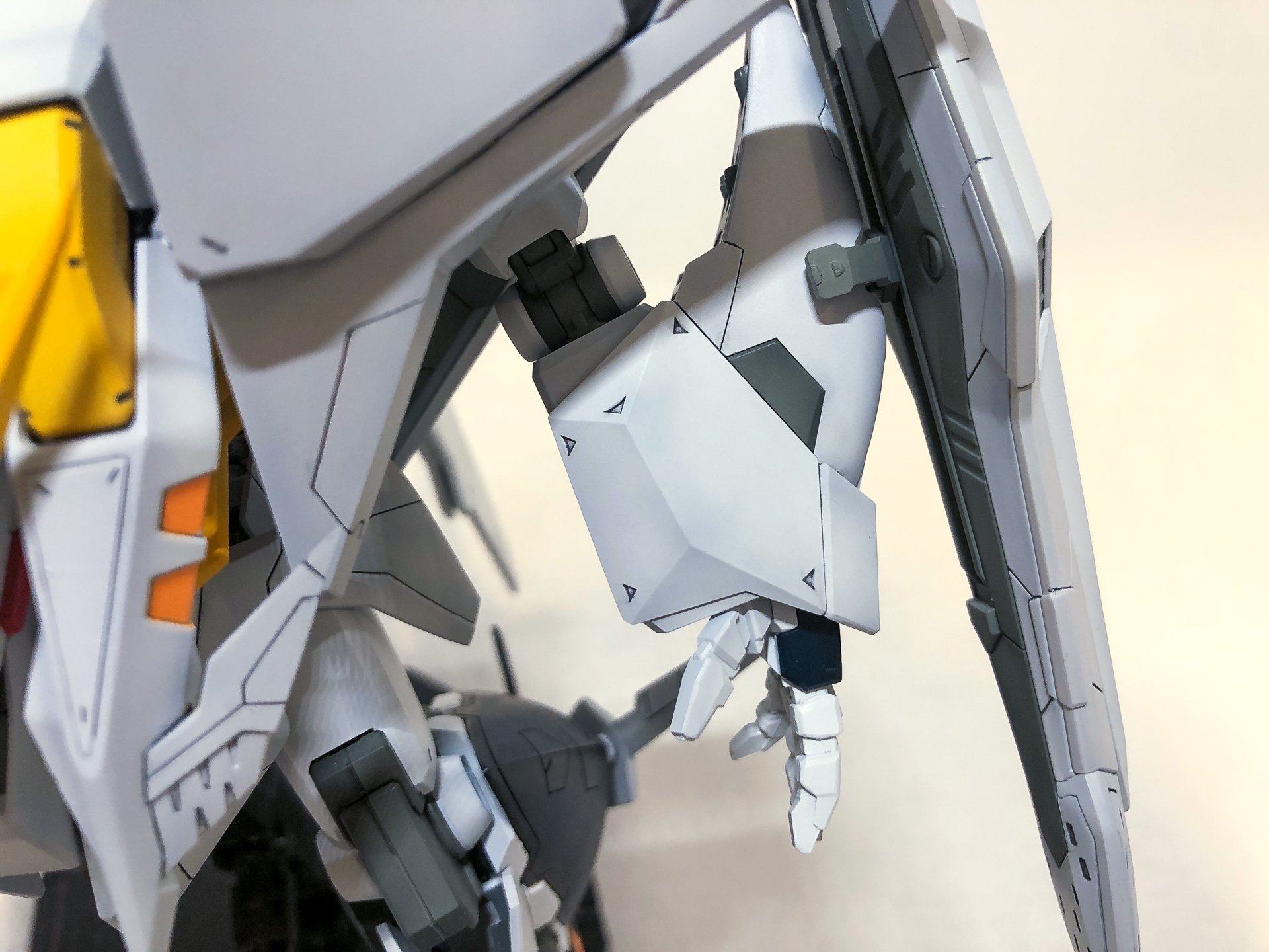 前腕部はエッジのシャープ化とシャドウ吹きによりメリハリの利いたスタイルと立体感を得ることができました。