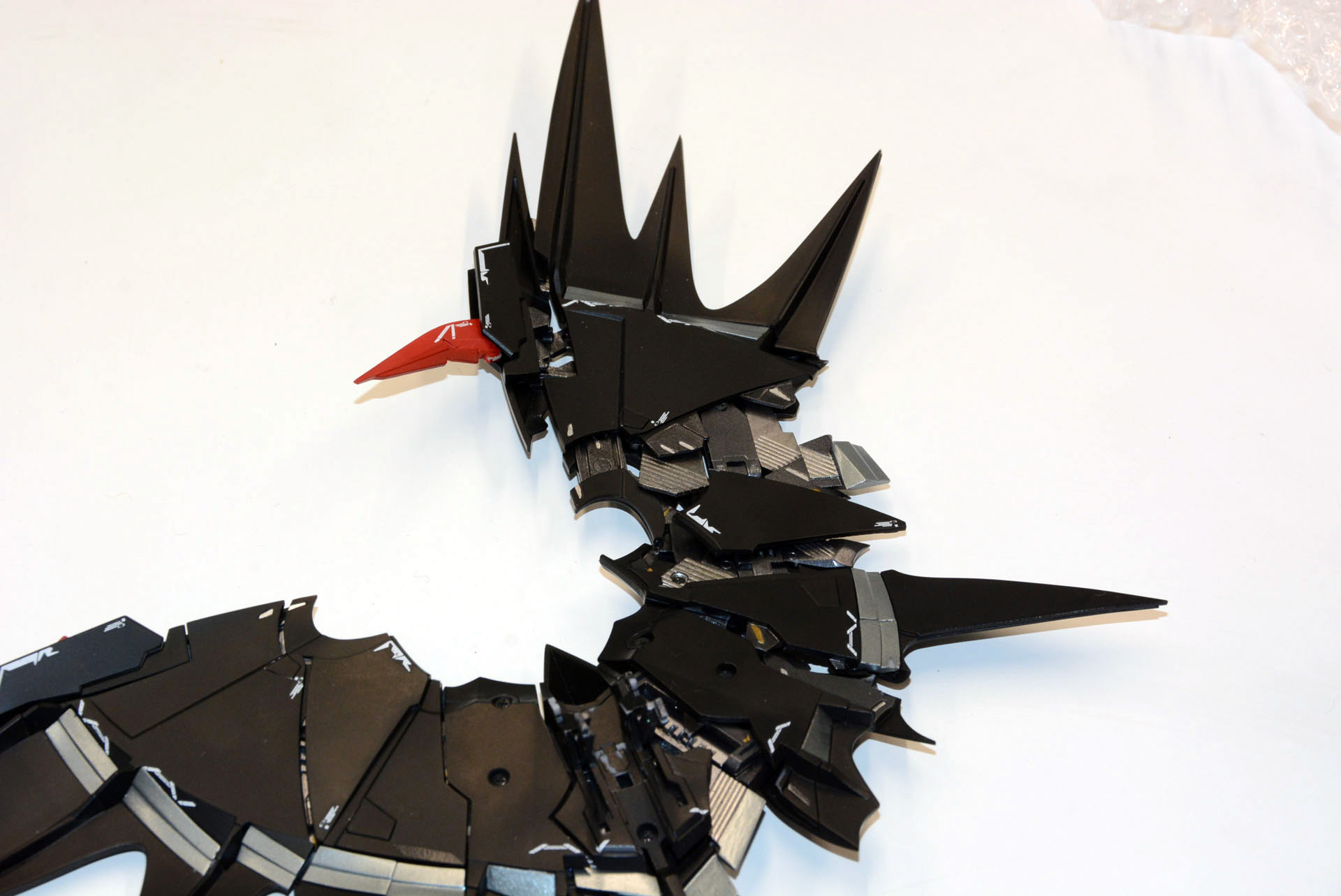 大きく、敵を威嚇するように上に翼が広がる