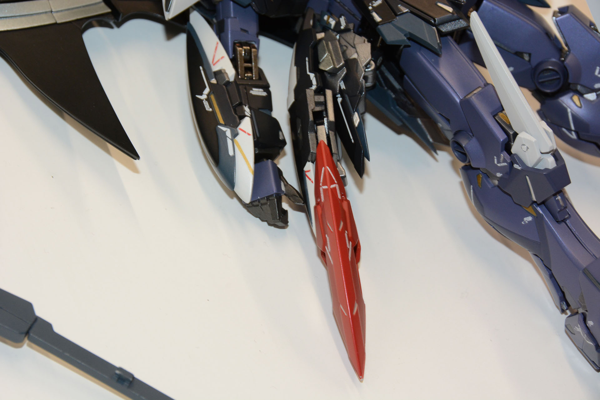 腰アーマーを展開して接続。変形させ攻撃形態に