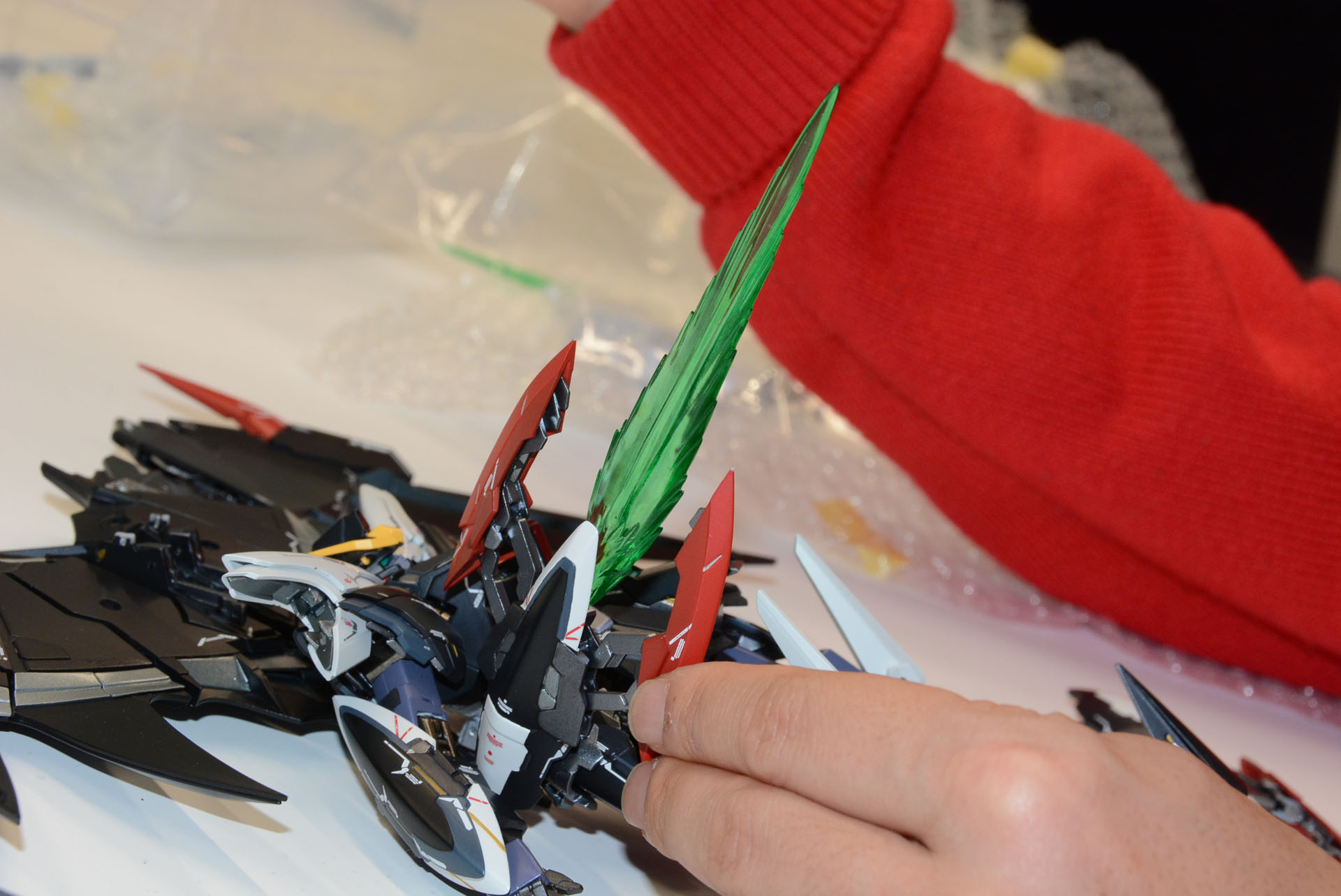 腰アーマーを展開して接続。変形させ攻撃形態に