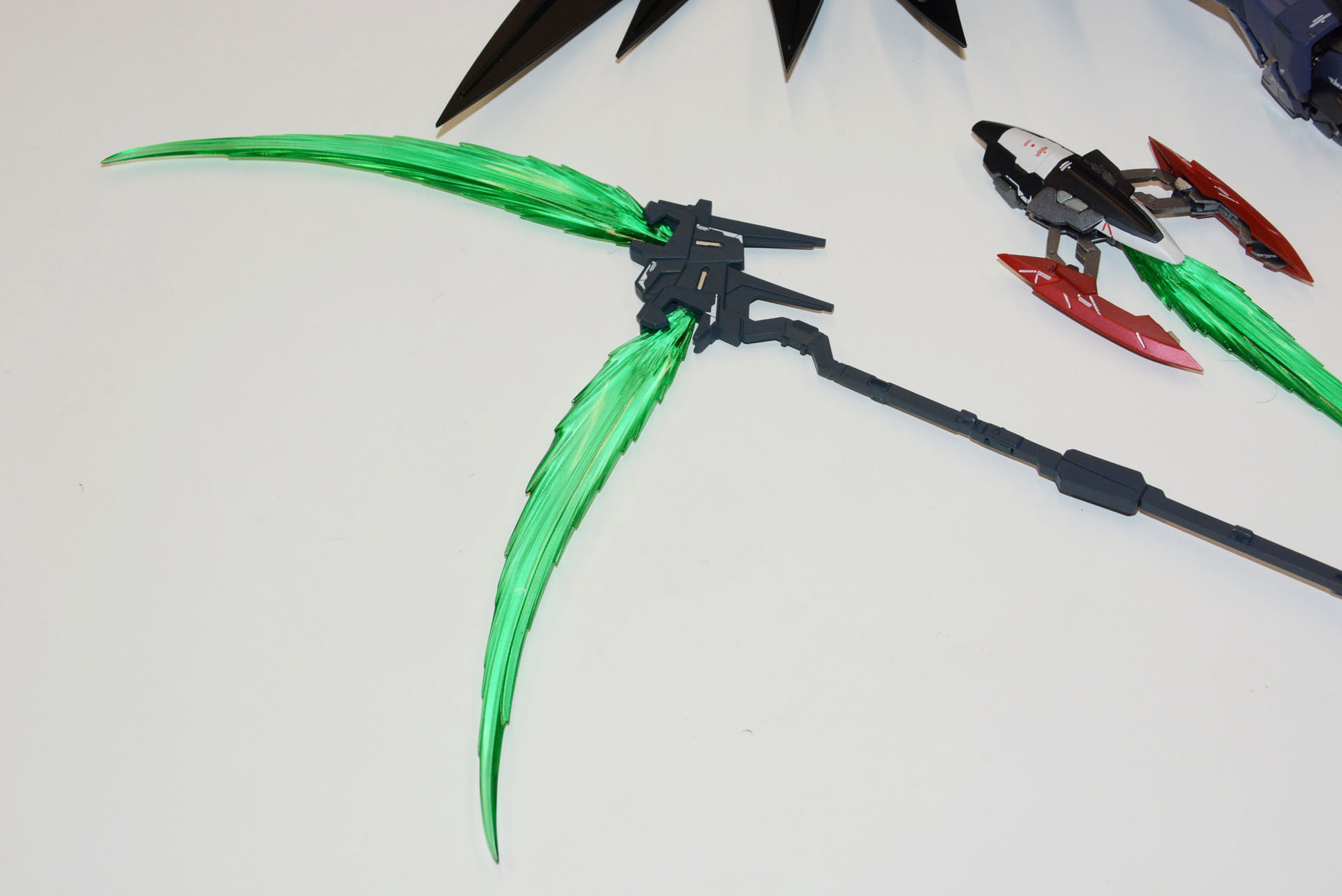 死神の鎌であるビームシザースとアードラー装備は、様々な形に組み替えることができる