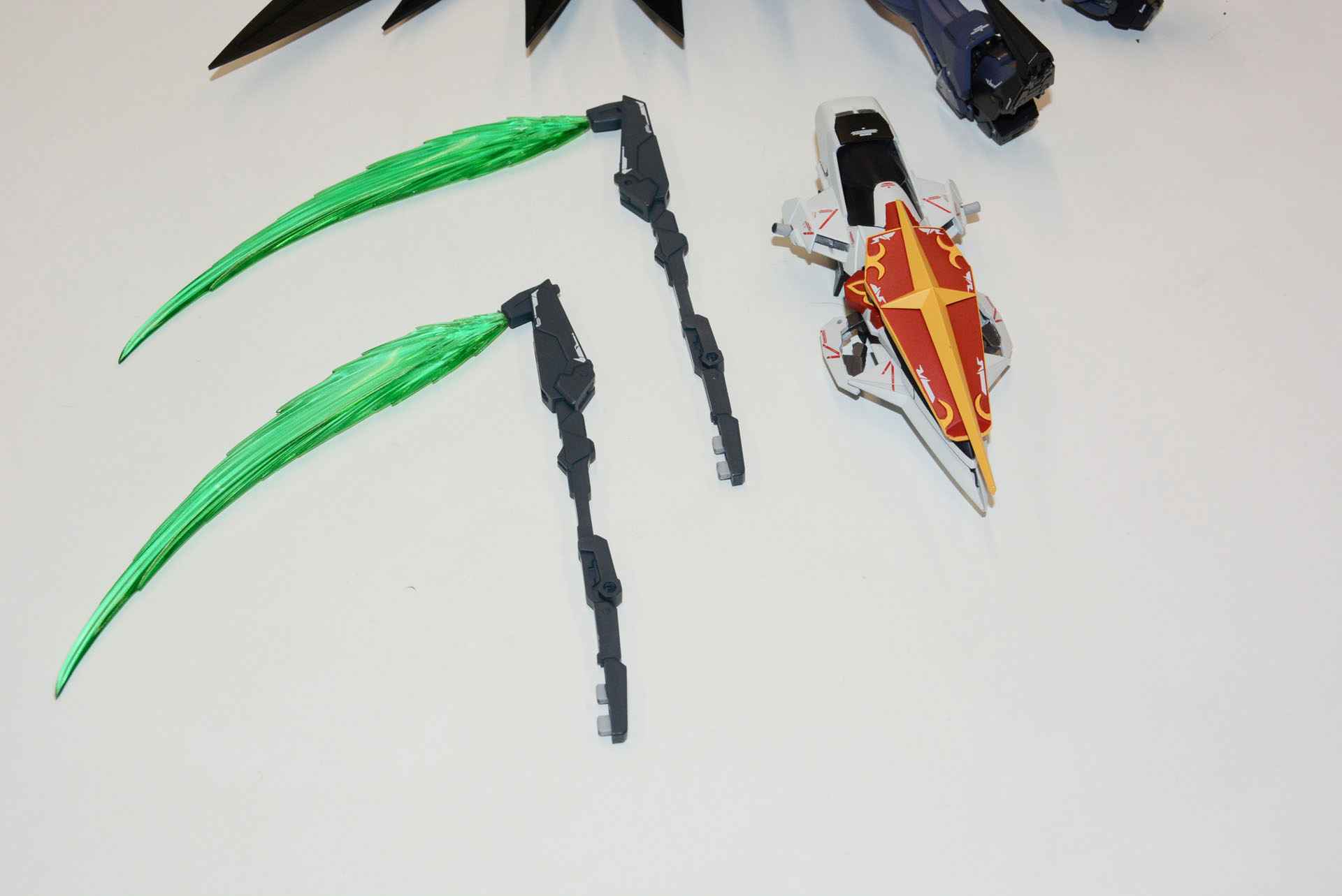 死神の鎌であるビームシザースとアードラー装備は、様々な形に組み替えることができる