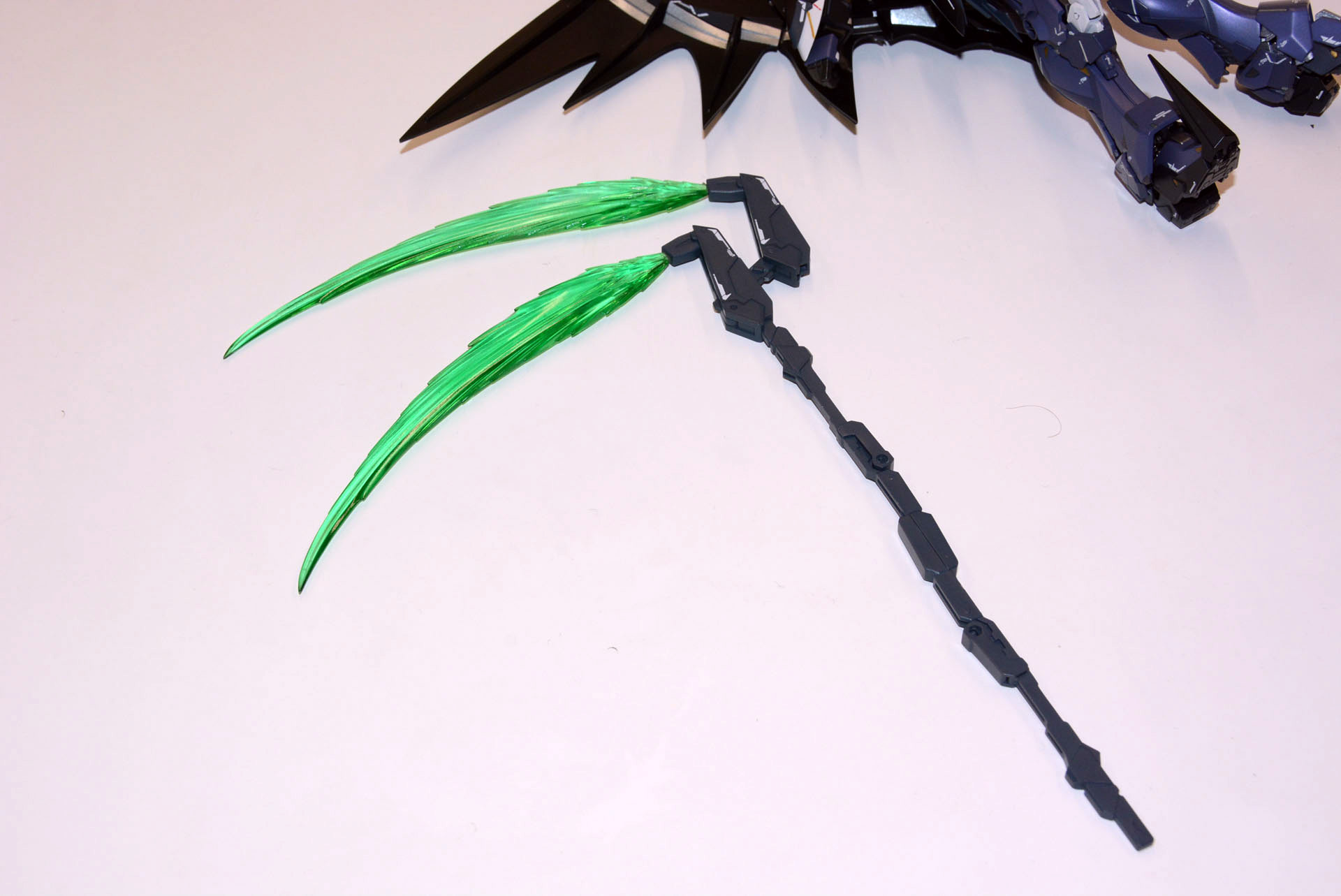 死神の鎌であるビームシザースとアードラー装備は、様々な形に組み替えることができる