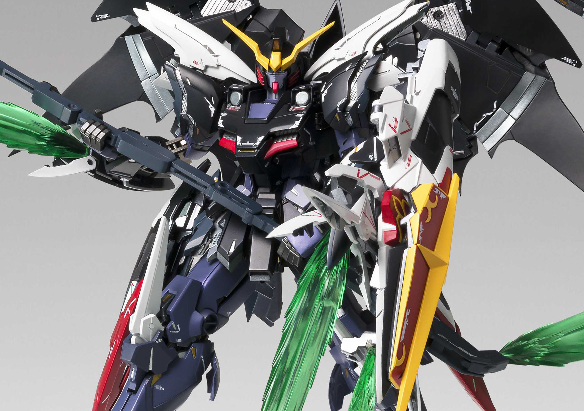 肩や胸、腰装甲、ふくらはぎなどが展開し、内部フレームが露出している