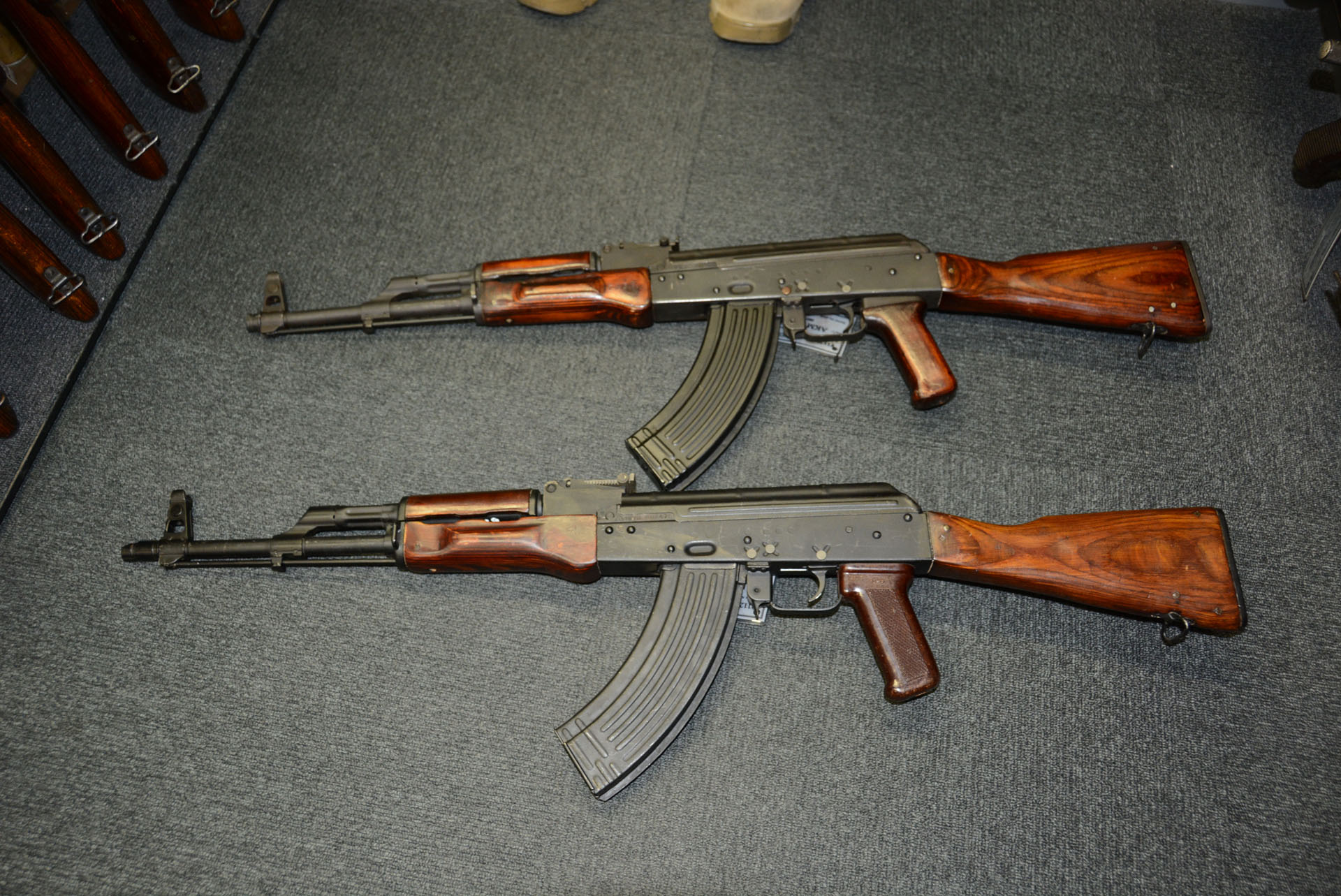 実際に店舗で販売されているAKM(AK-47の改良型)。上が初期型で値段が38万円ほど、下は比較的普及しているので22万円ほど。希少なものは値段が跳ね上がるという。かつて軍隊に配備されていた本物の銃だ