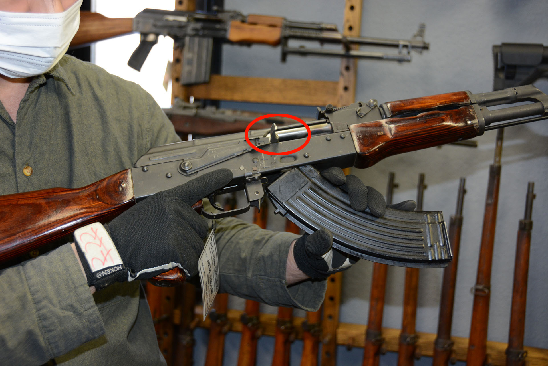 赤丸部分、実銃では前進しているハンドルが後退した状態で固定されている。発射とは関係ないマガジンの取り外しは可能だ