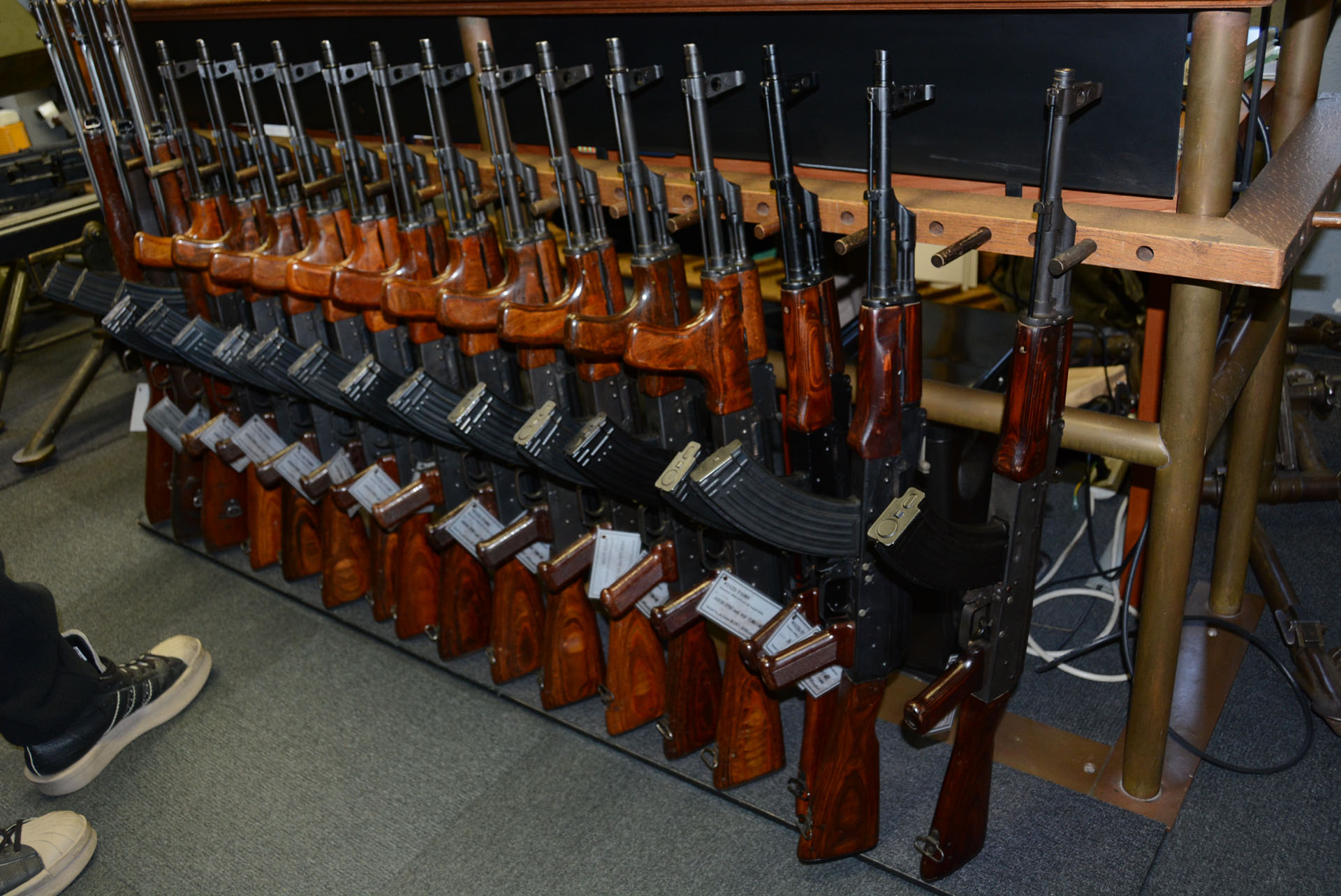 2階入口にはAKMがずらり