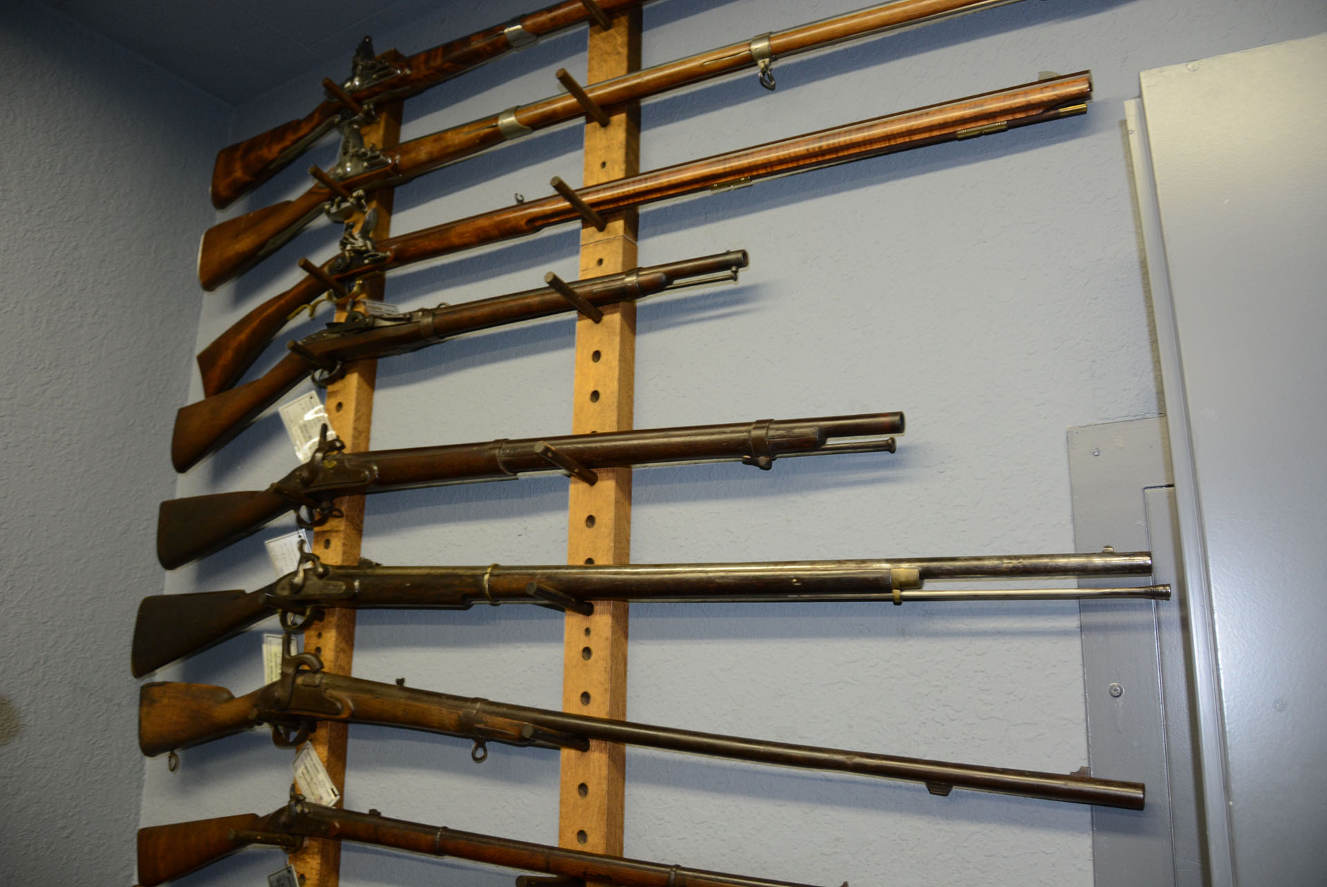 パーカッションやフリント･ロック方式のライフル。カートリッジが発明される以前の銃