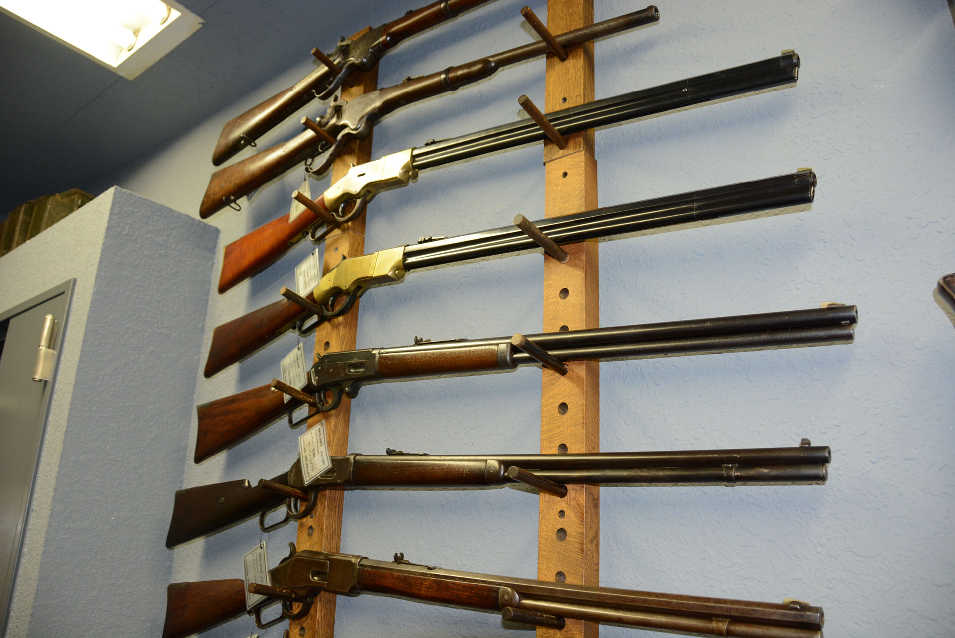 こちらは西部劇でもおなじみの旧式のライフル