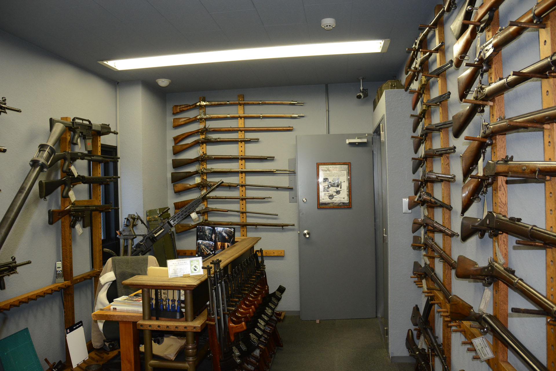 2階を奥から。壁にはたくさんの銃が展示・販売されている