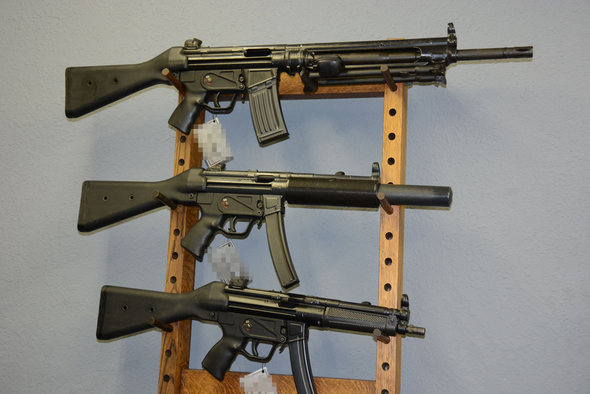 サブマシンガンのMP5など比較的新しい銃も。MP5は通常の仕様のモデルが550,000円～825,000円。サイレンサー内蔵のモデルが1,650,000円ほどだという