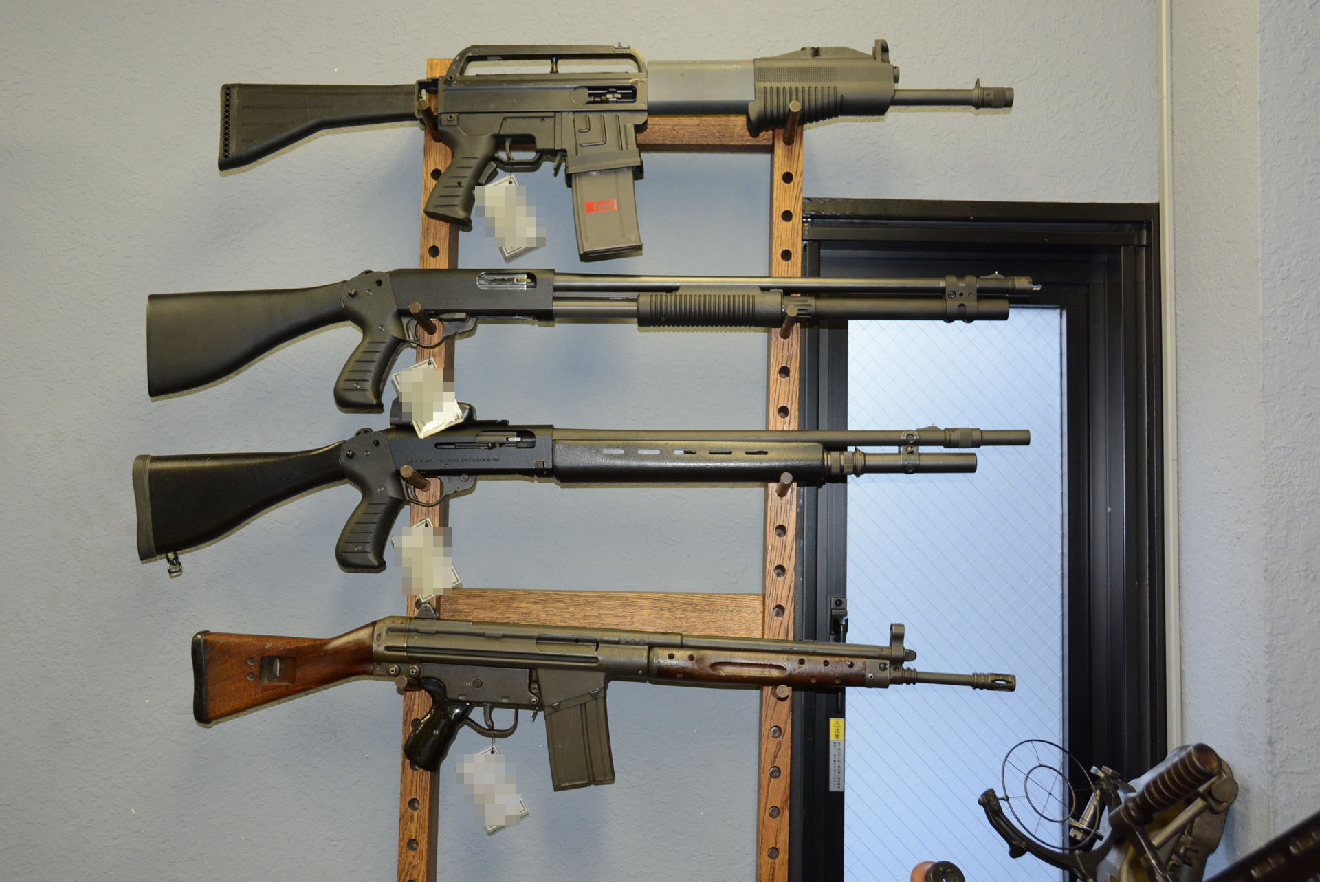 サブマシンガンのMP5など比較的新しい銃も。MP5は通常の仕様のモデルが550,000円～825,000円。サイレンサー内蔵のモデルが1,650,000円ほどだという