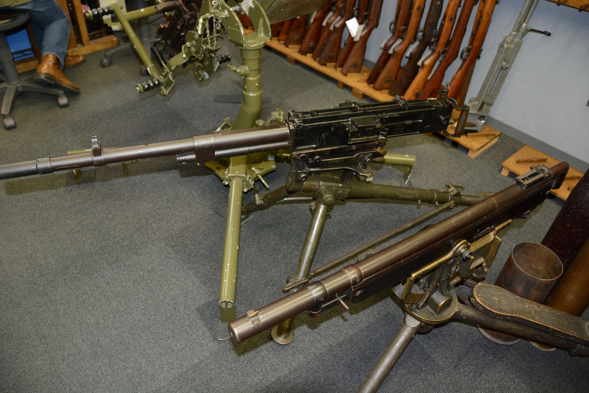 2階には機関銃など大型の銃も展示されている。これらももちろん売り物だ