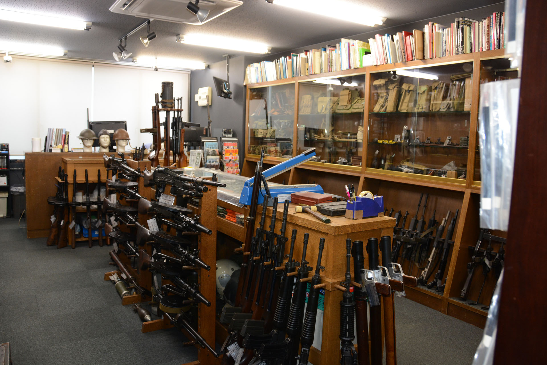 こちらが3階、比較的小型のサブマシンガンが集められている