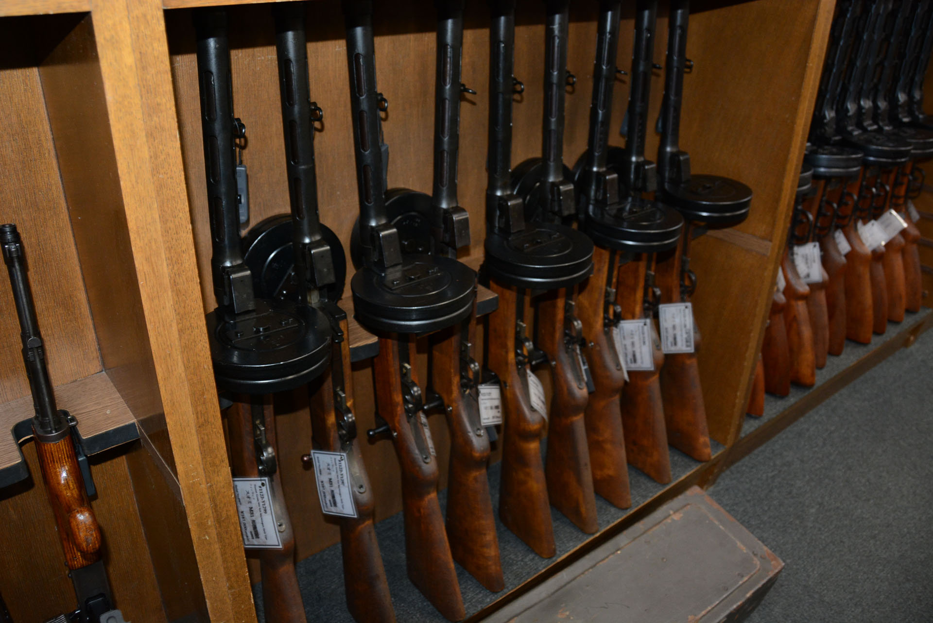 現在品揃えが多い、第二次大戦にソ連が使用していたサブマシンガン「PPSh-41」。値段は110,000円～176,000円ほど