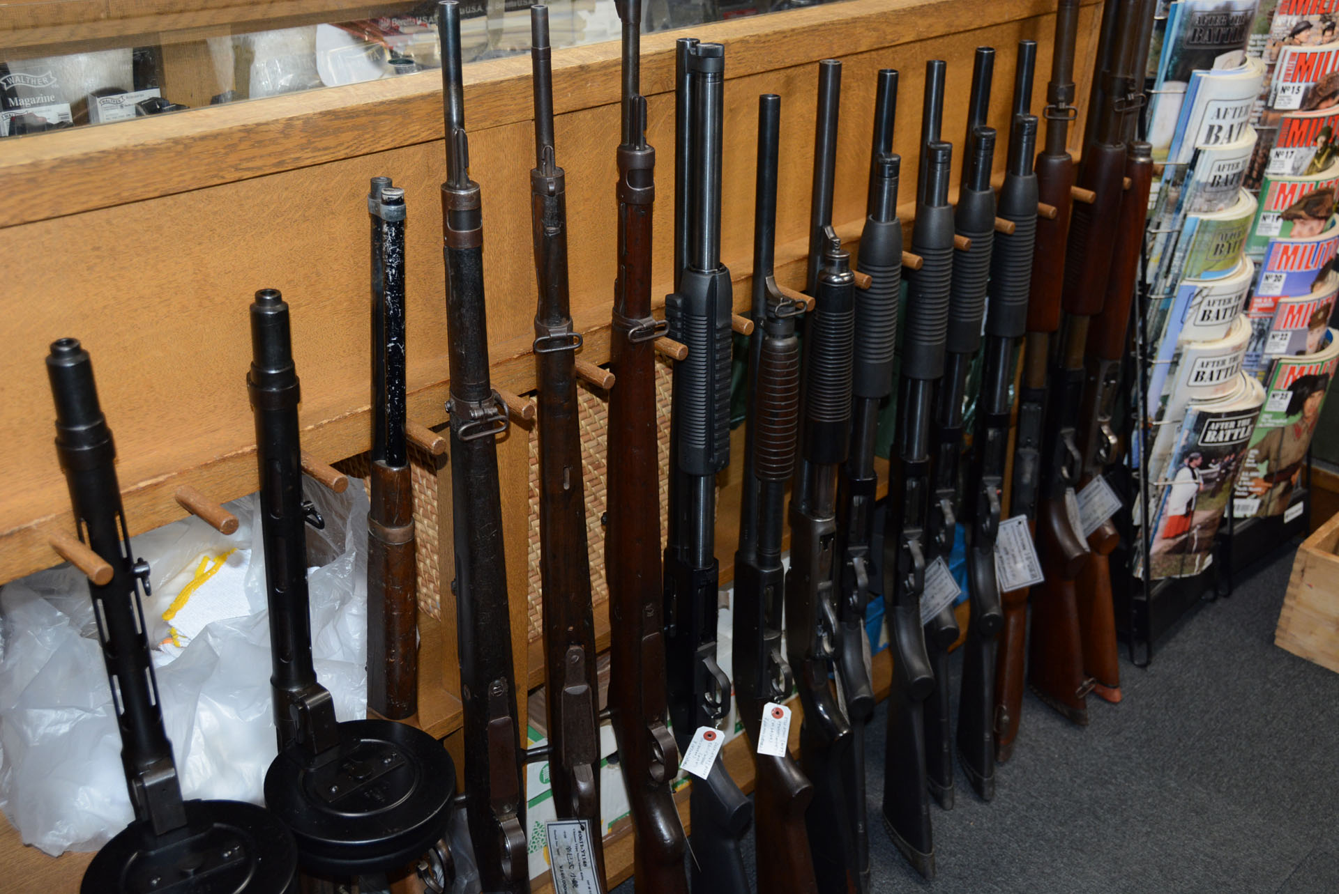 民間で使われていた銃が多い棚。ショットガンも確認できる