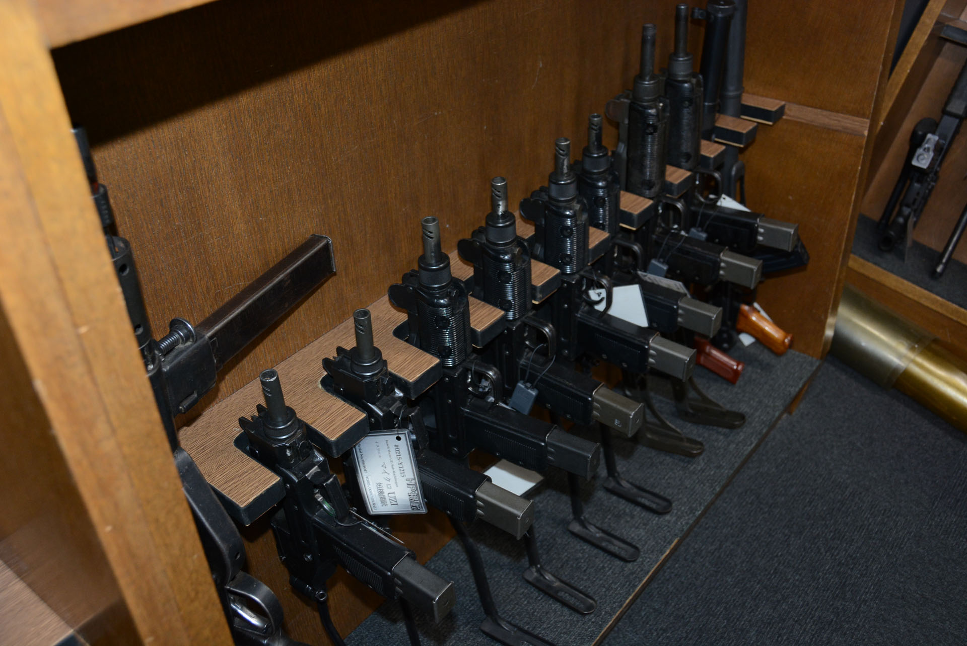 イスラエルのウージーも様々なバリエーションを販売している