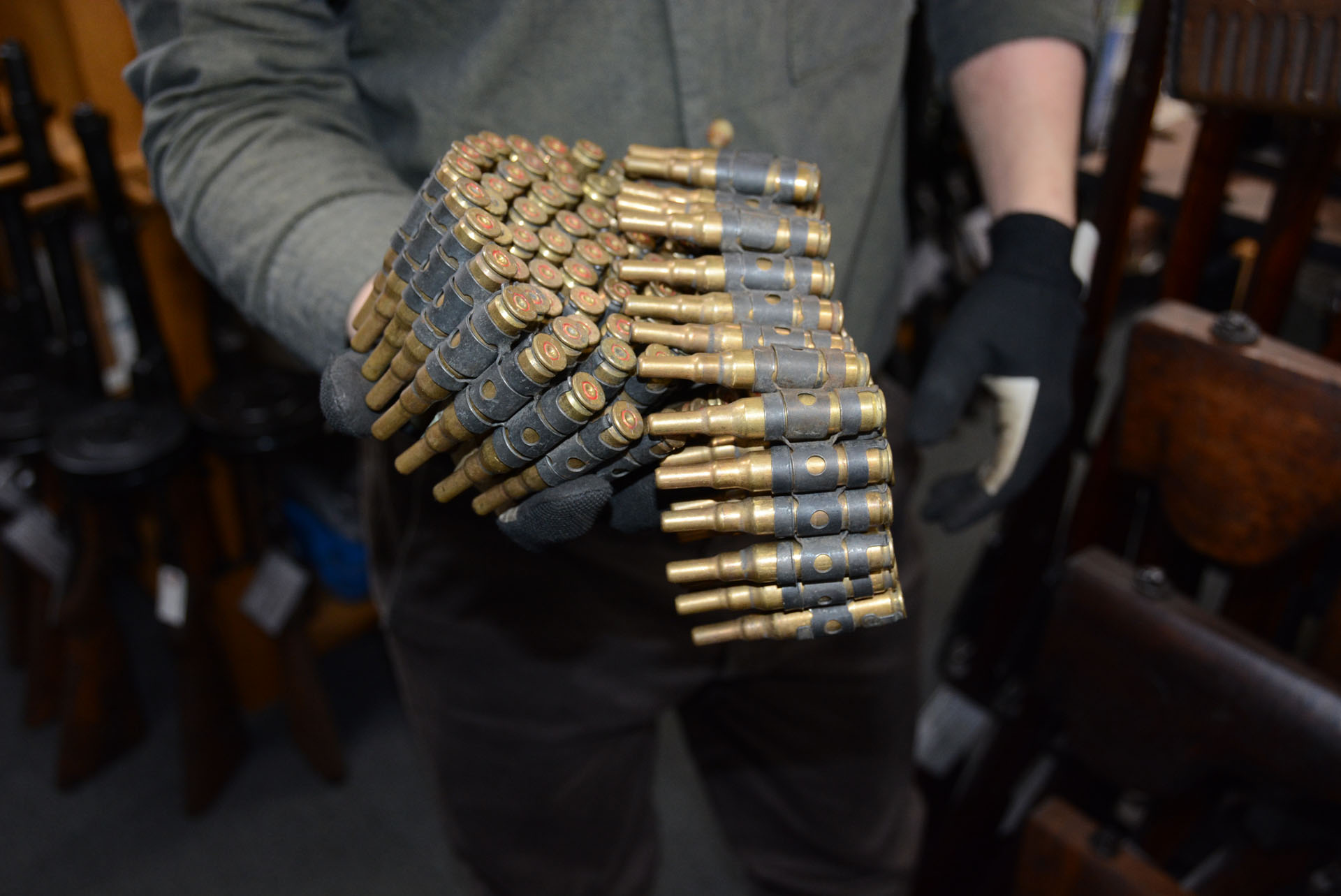 ベルトでまとめた弾帯は中古品も