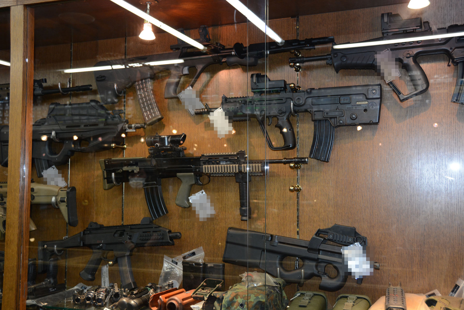 ガラスケースに収められた、かなり状態のいい銃が多い。