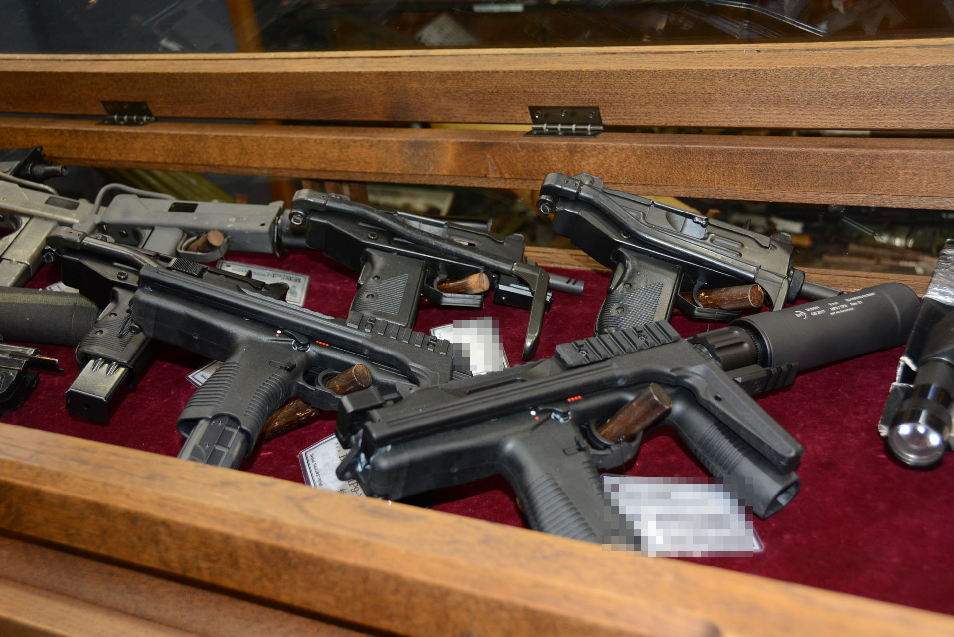 ガラスケースに収められた、かなり状態のいい銃が多い。