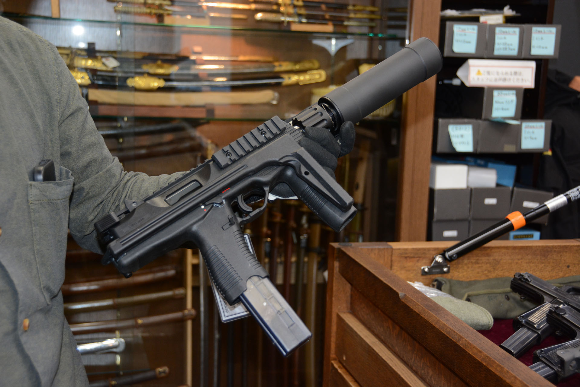 付属している消音器も加工され、使用できなくなっているという