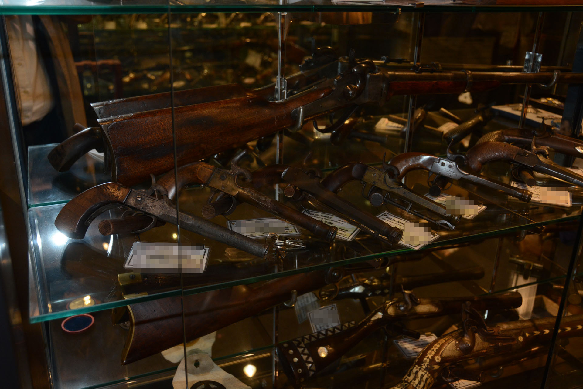 これらの多くは古式銃に分類され、各都道府県の教育委員会が発行する「銃砲刀剣類登録書」が付いており､文化財として扱われる。