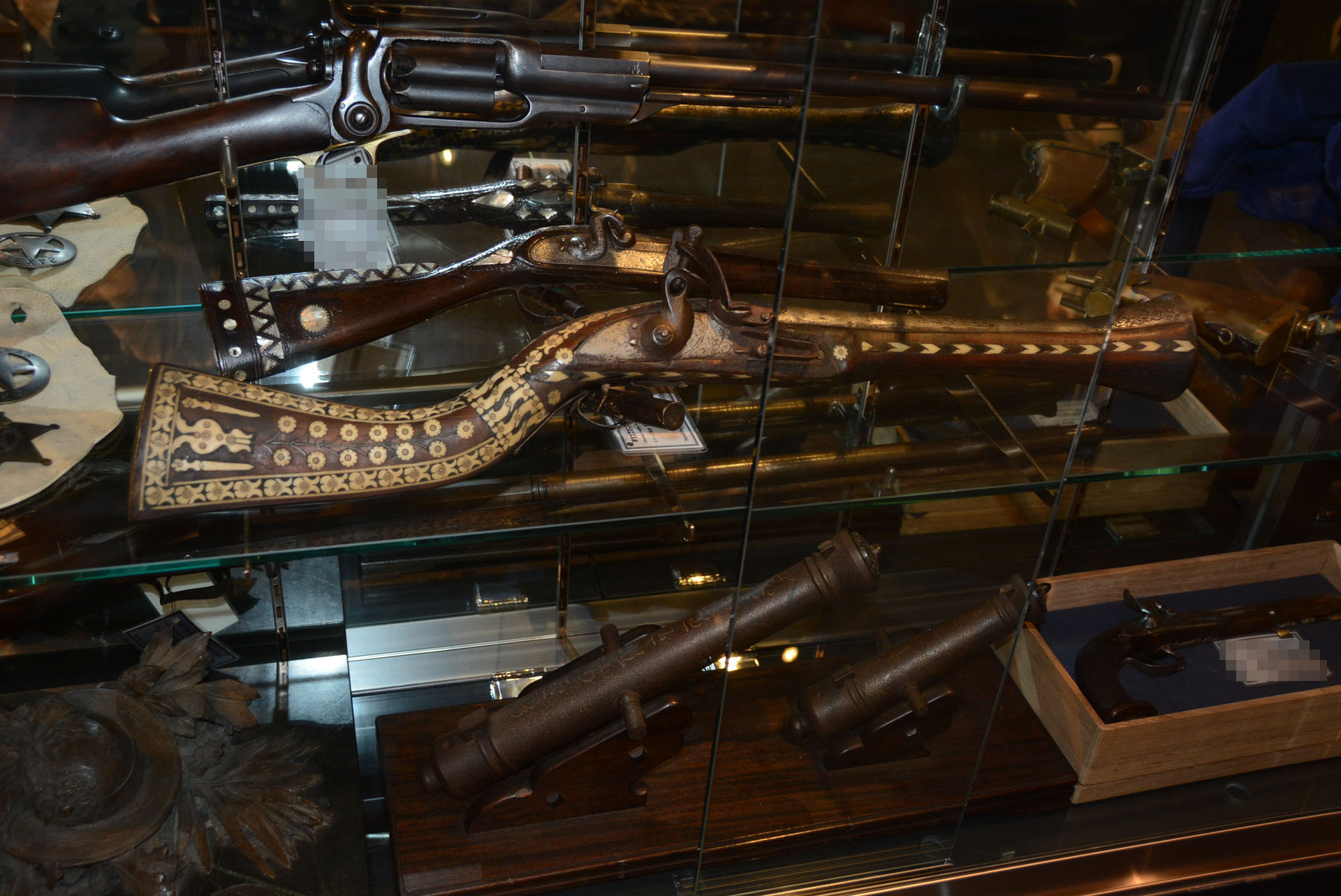 これらの多くは古式銃に分類され、各都道府県の教育委員会が発行する「銃砲刀剣類登録書」が付いており､文化財として扱われる。