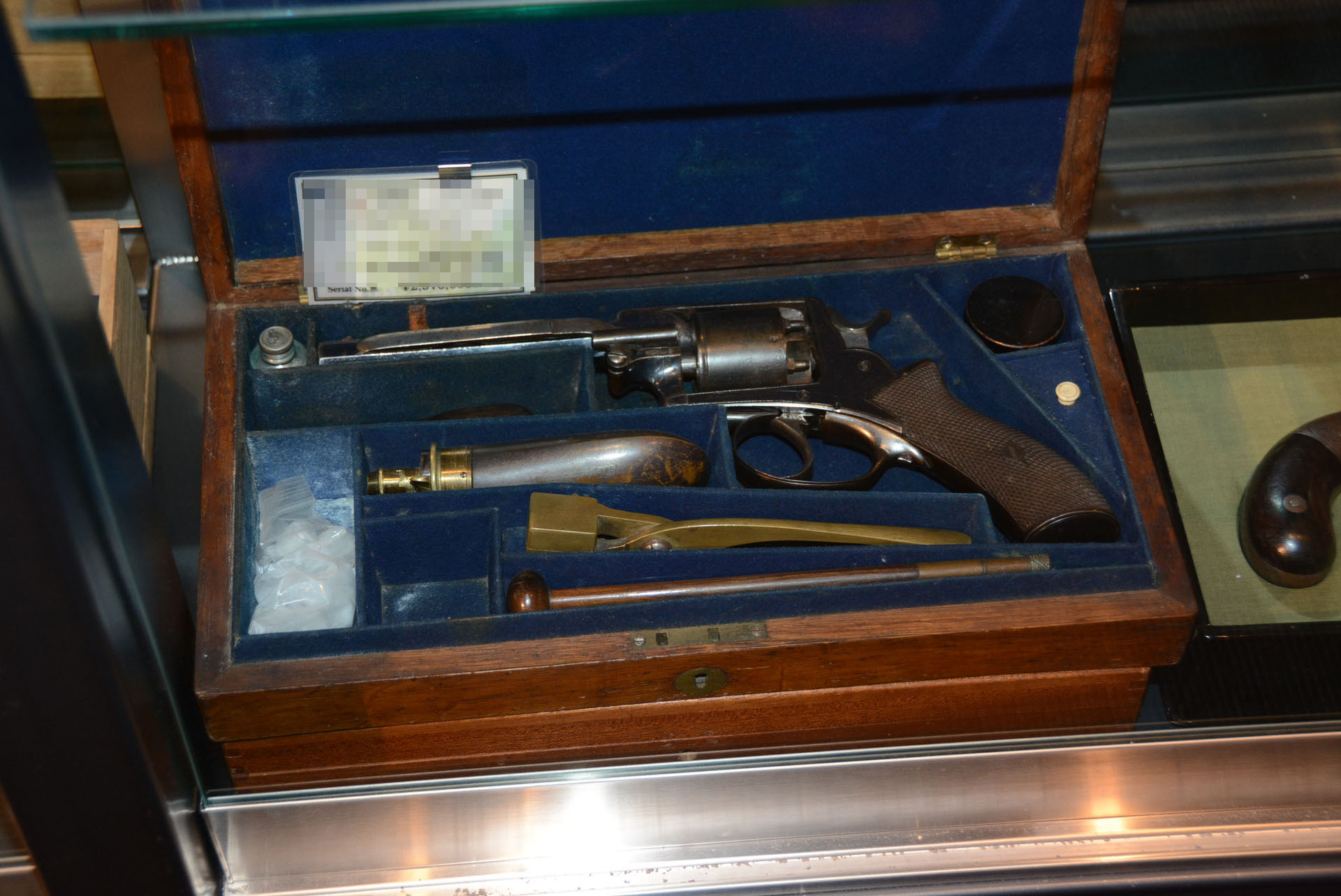 これらの多くは古式銃に分類され、各都道府県の教育委員会が発行する「銃砲刀剣類登録書」が付いており､文化財として扱われる。