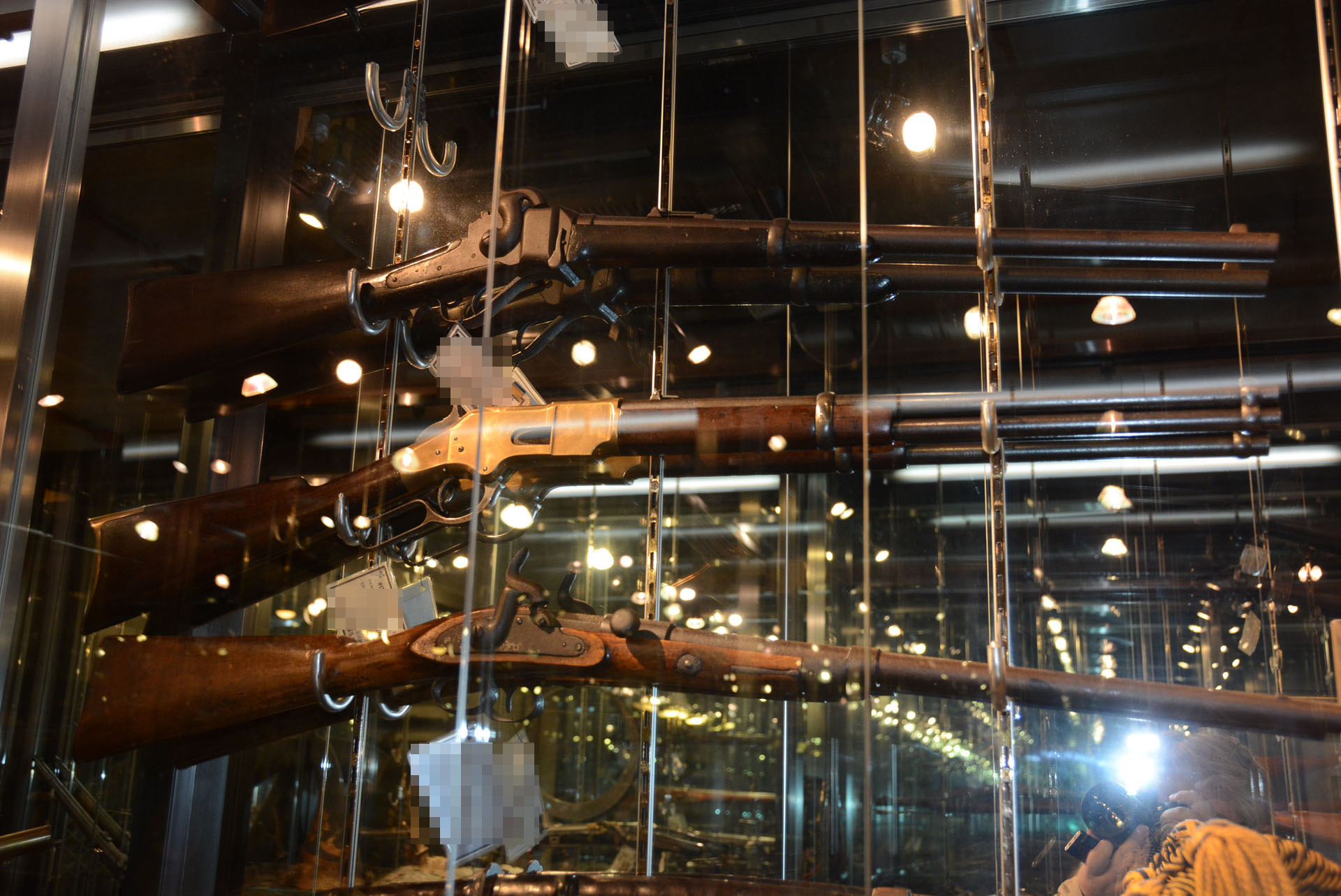 中央の黄色い真鍮製の機関部を持つライフルが「イエローボーイ」だ。500万円を超える商品だ