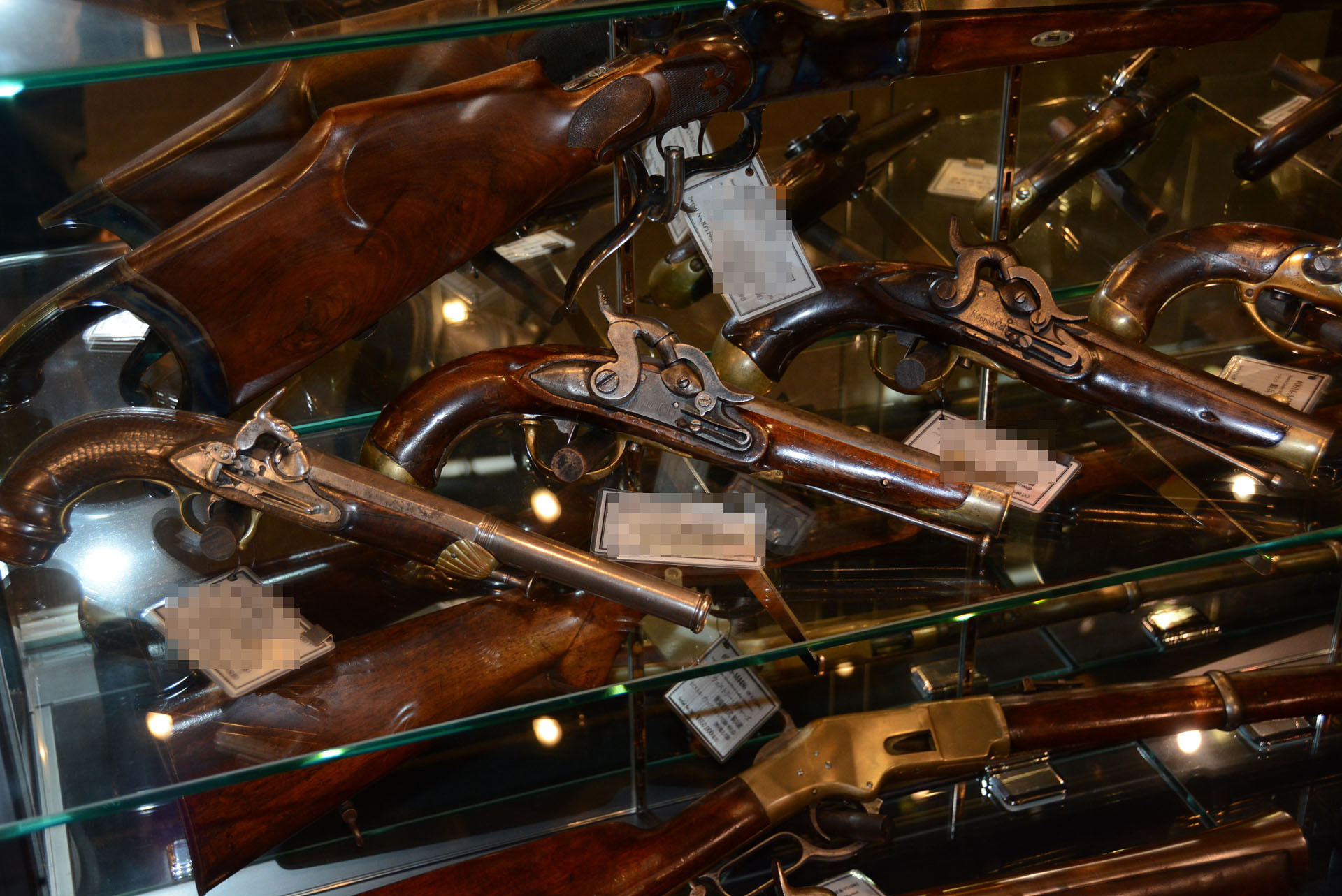 1階の古式銃は機関部も作動する古美術品だ