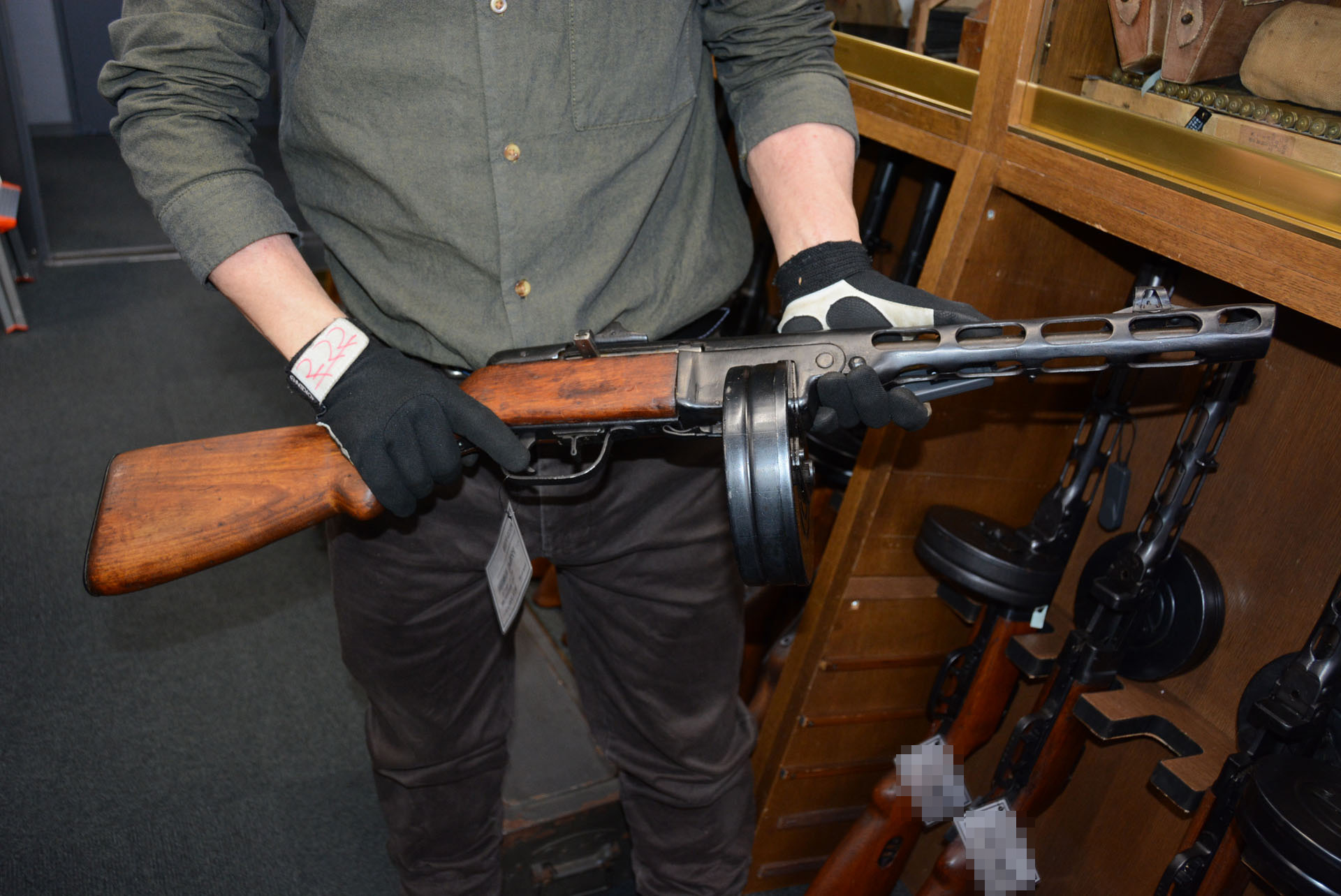 無可動実銃は実射能力をなくしているが、実際に使用されていた本物である