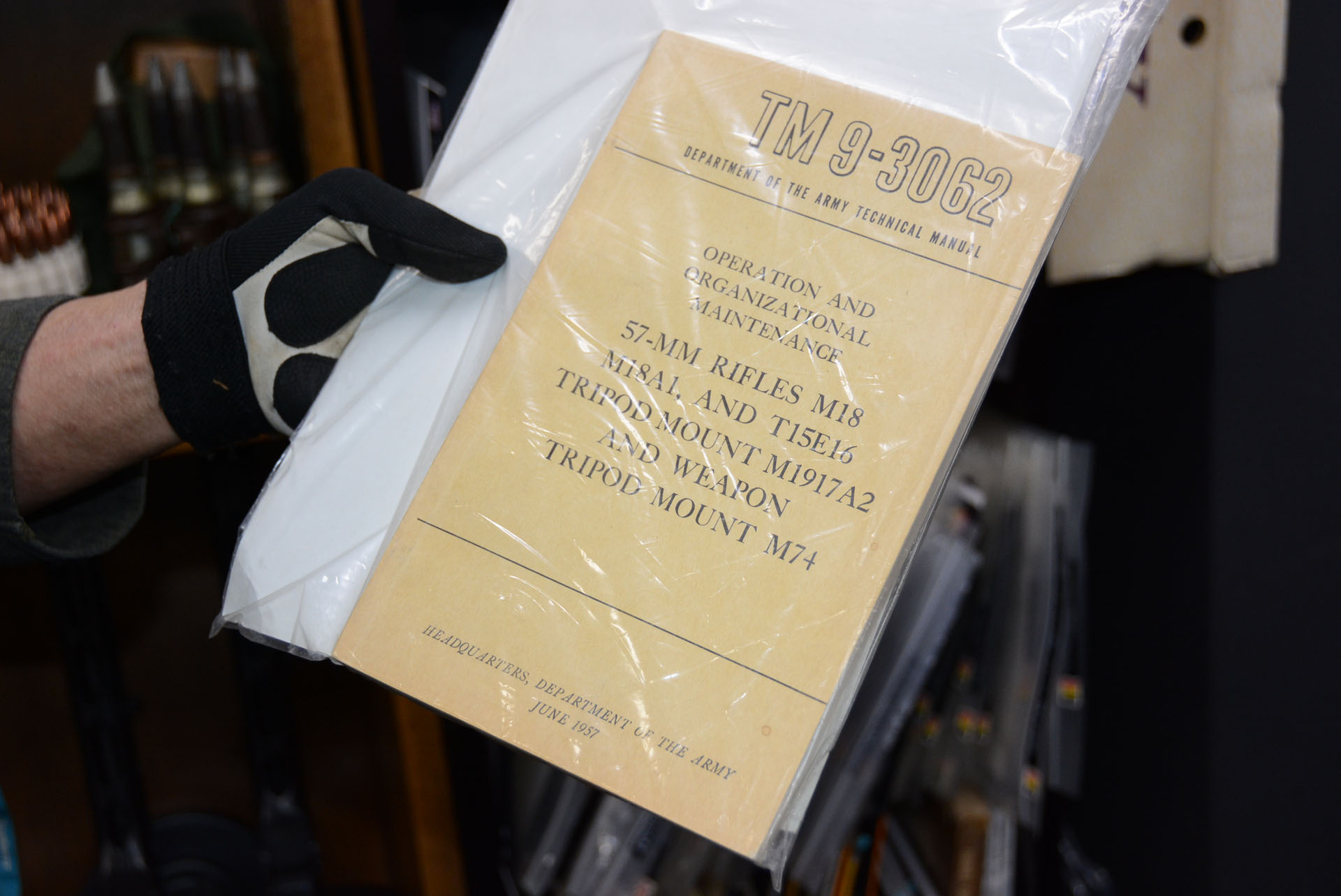 実際に使われていたマニュアル、軍装品なども販売されている