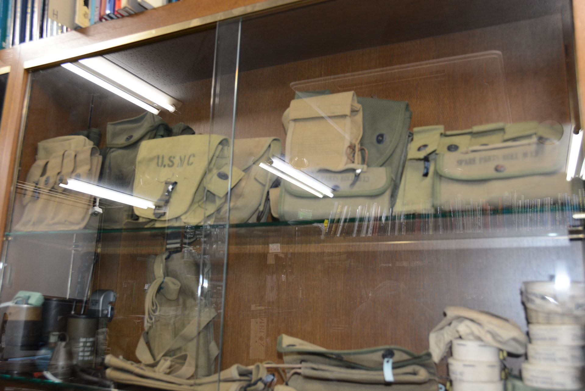 実際に使われていたマニュアル、軍装品なども販売されている