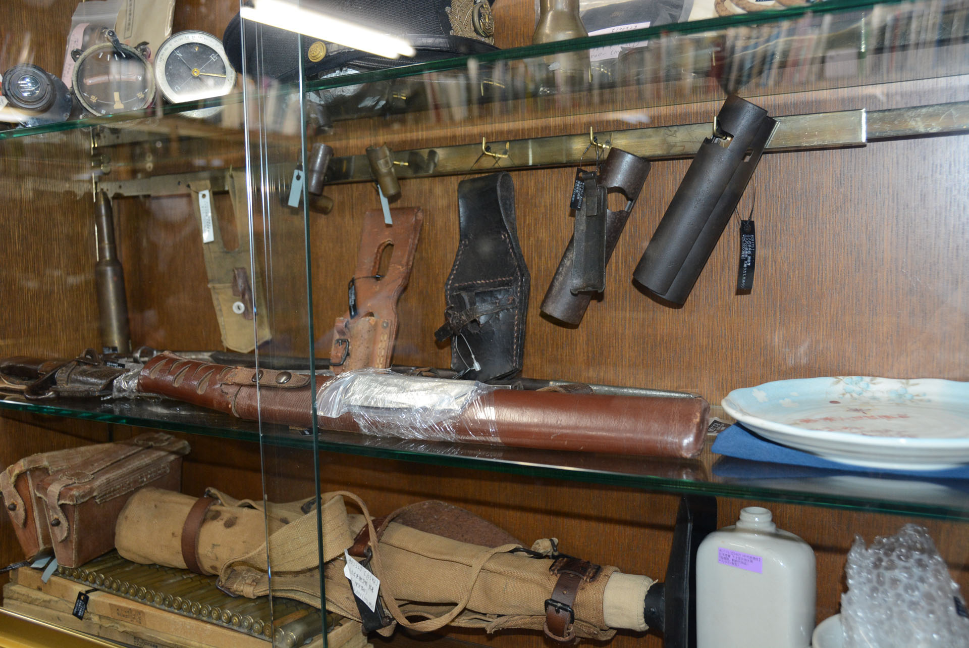 実際に使われていたマニュアル、軍装品なども販売されている