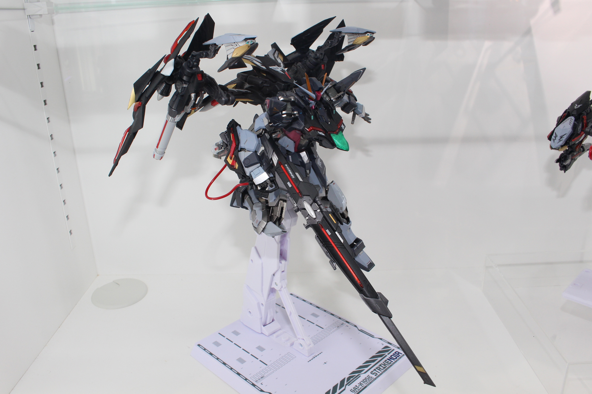 ストライクノワールガンダムが装備した状態。I.W.S.P.装備時とはひと味違う雰囲気に