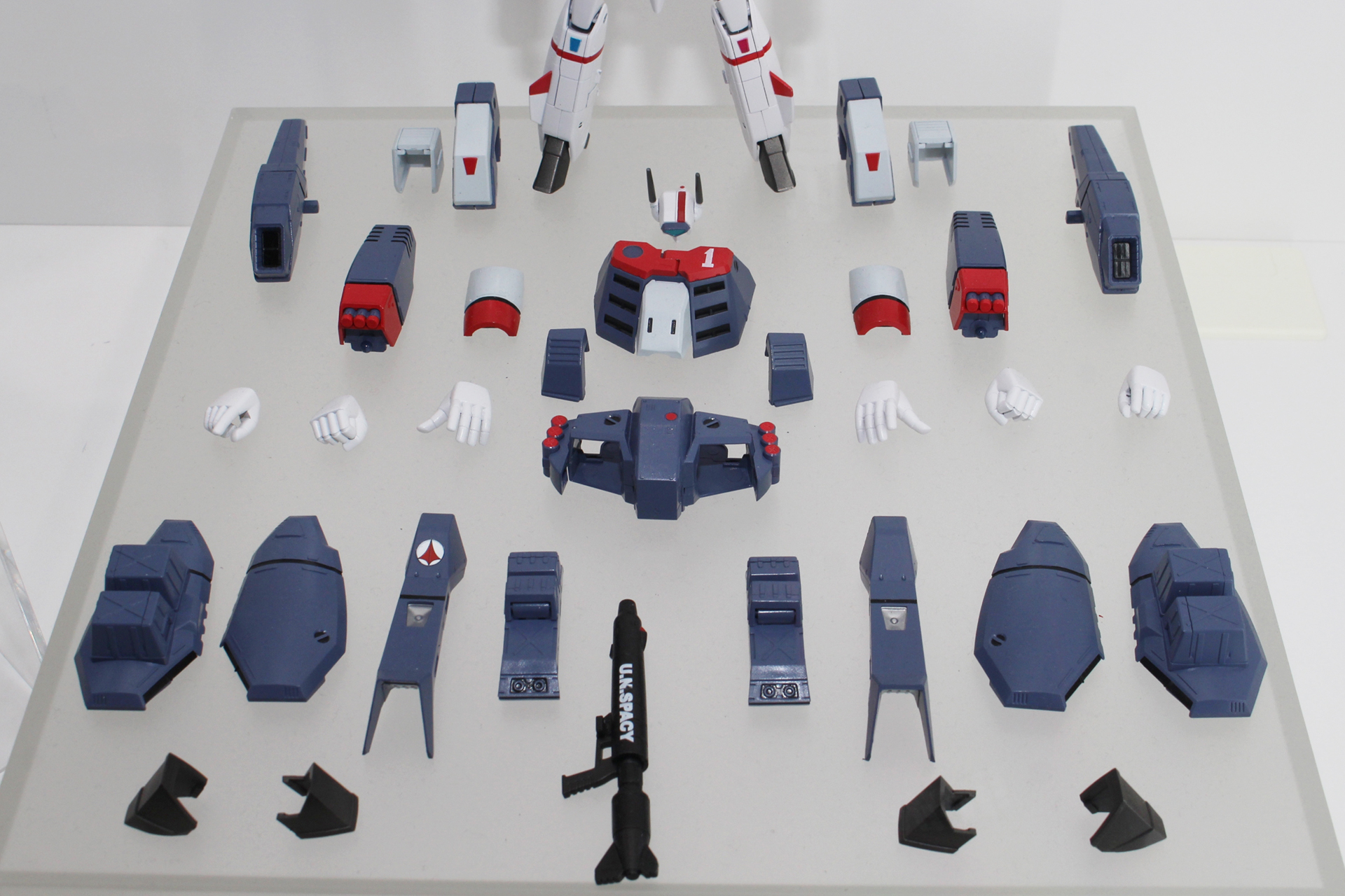 取り外されたアーマー群。この他にミサイルの弾頭パーツなども用意される