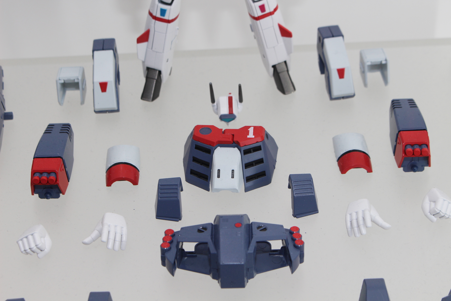 肩や胸部などのミサイルハッチは展開が可能