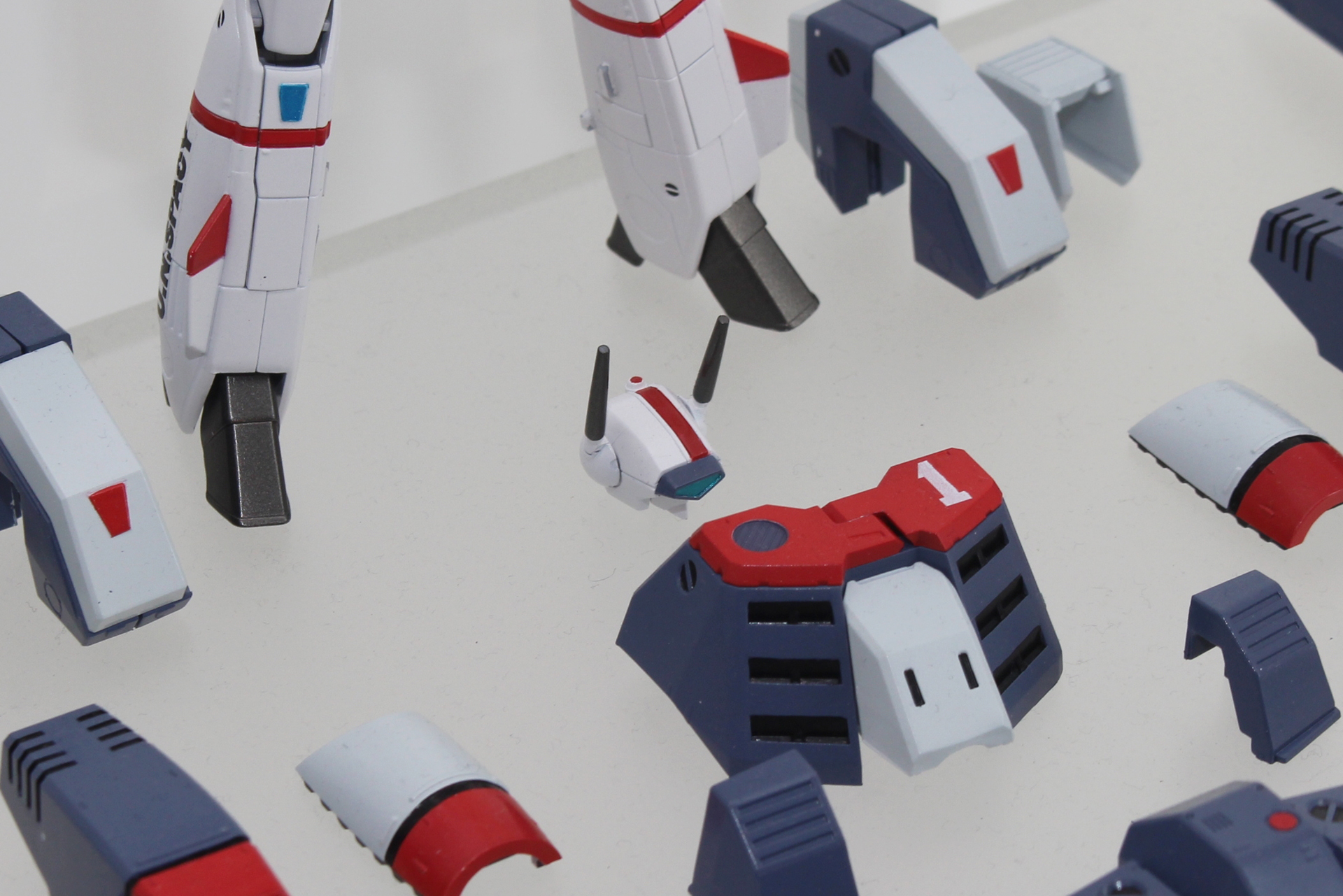 アーマー装着時設定の頭部はこちら。ともにカメラアイはクリアパーツを採用