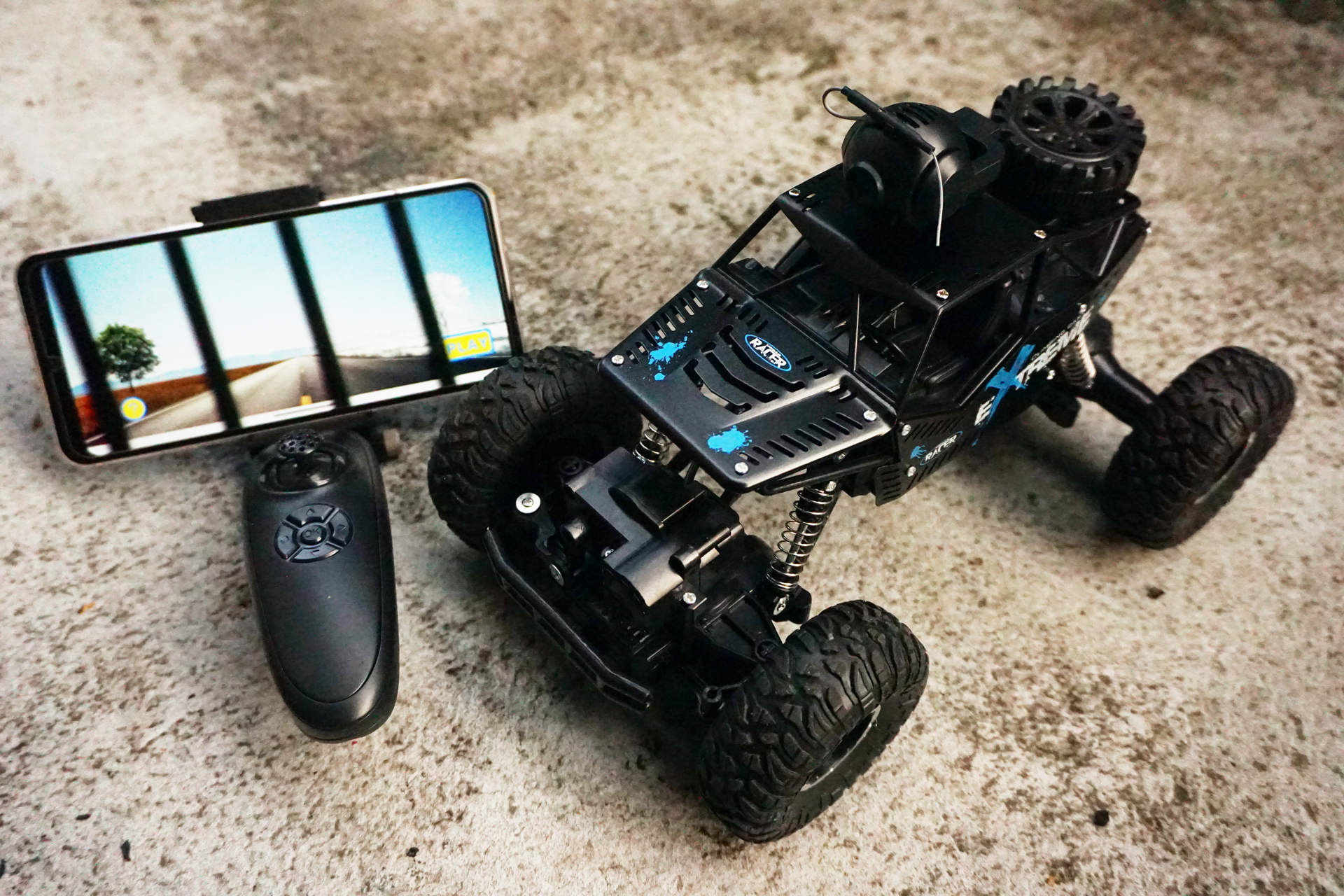 連動したスマートフォンをブラケットで取り付けると100％で遊べる