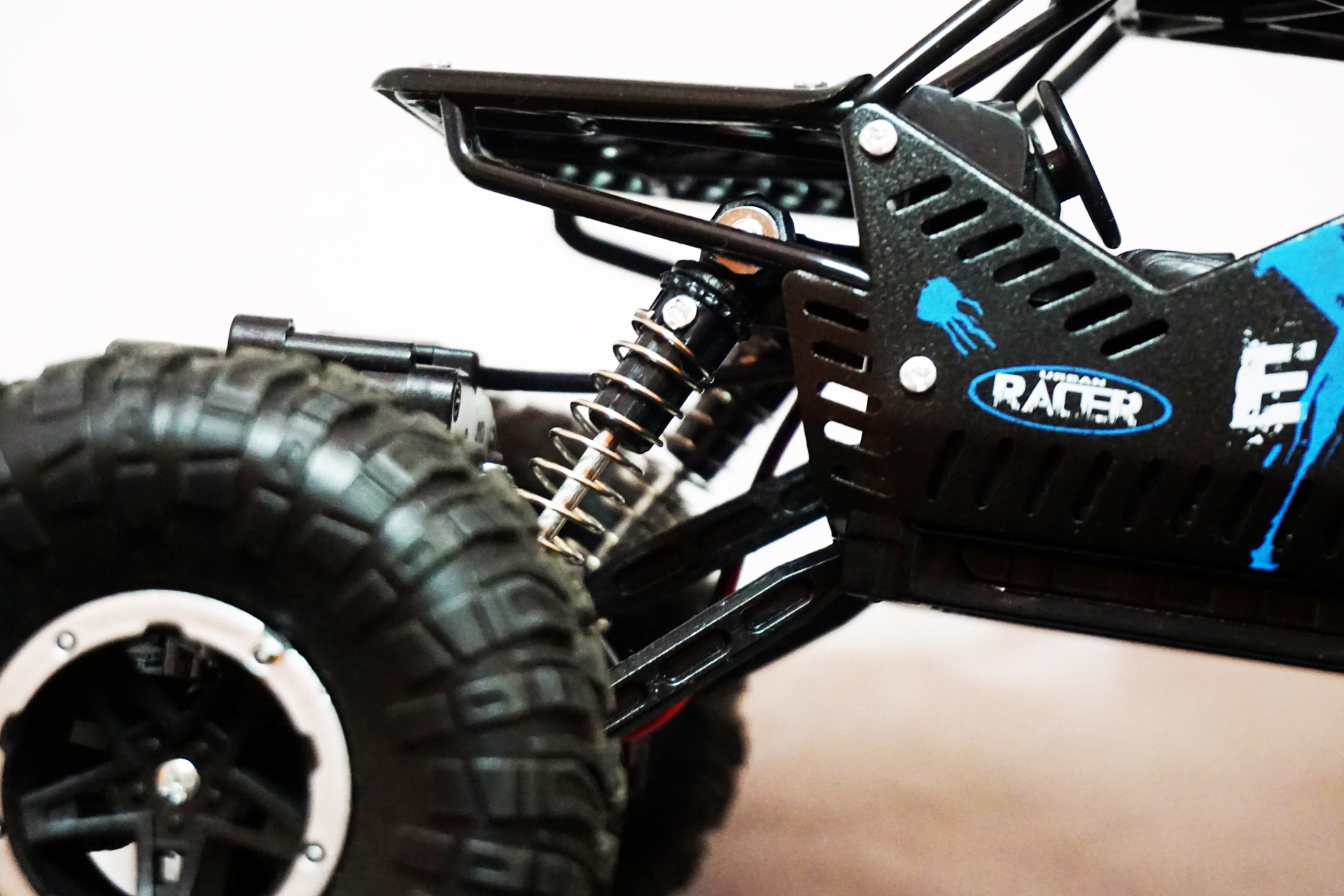 オフロードらしいブロックパターンのタイヤ