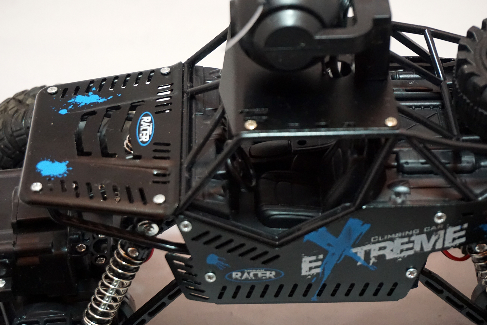 ボディは金属パーツが多用されている